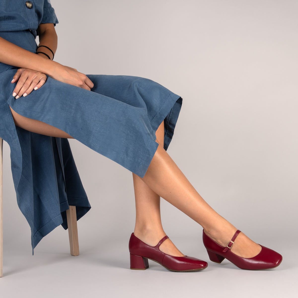 BELLA – Merceditas con tacón y puntera cuadrada BURDEOS