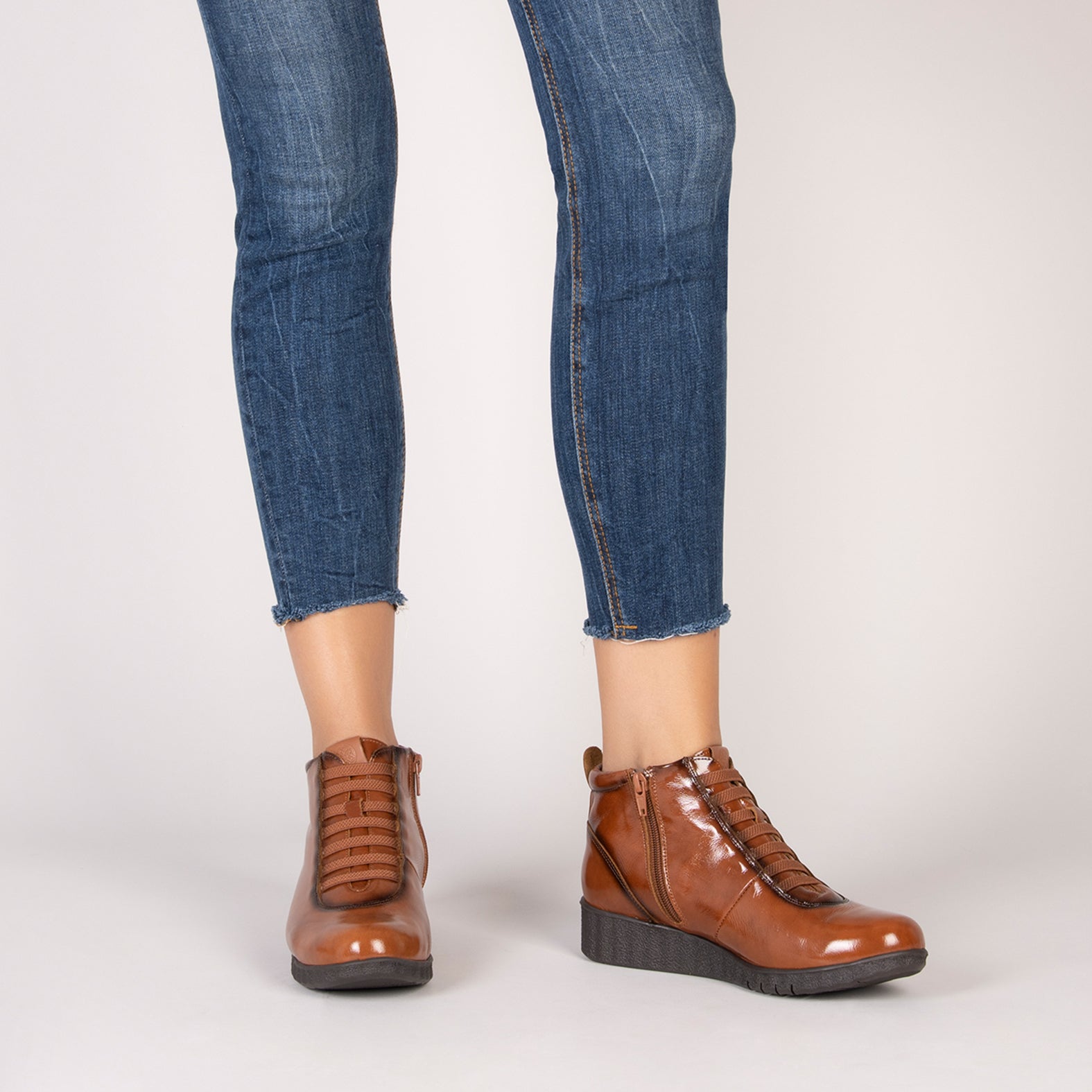 FLEXY – Baskets montantes cuir vernis CAMEL