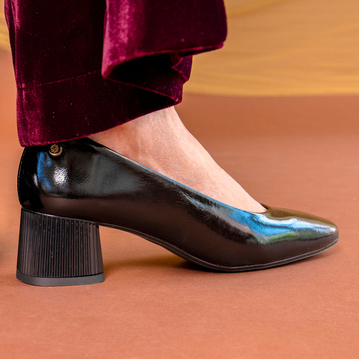 SUSY - Escarpins à talon bloc strié en cuir vernis NOIR