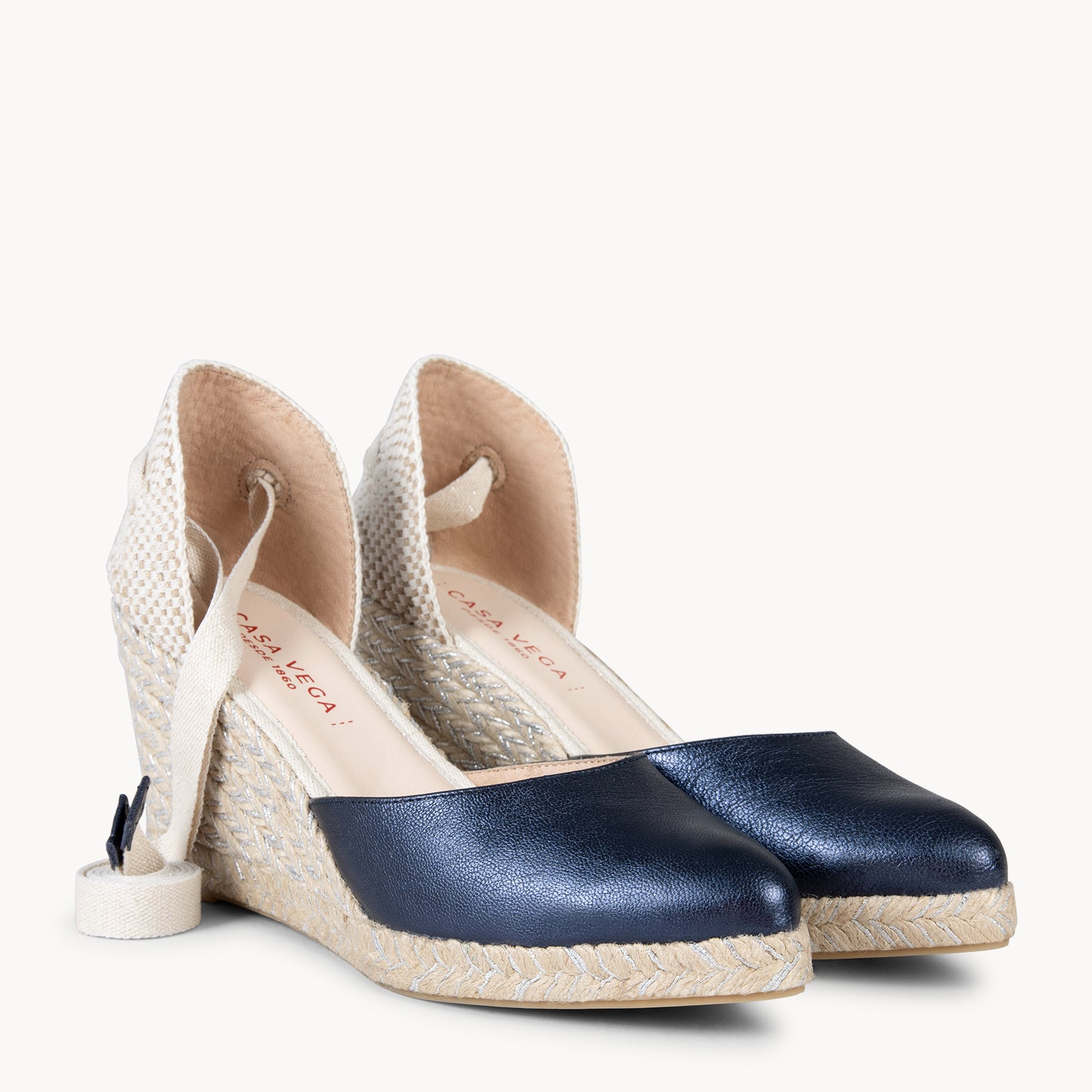 LEONOR - CUÑA ALTA DE PIEL DE COLOR NOCHE CON CINTAS