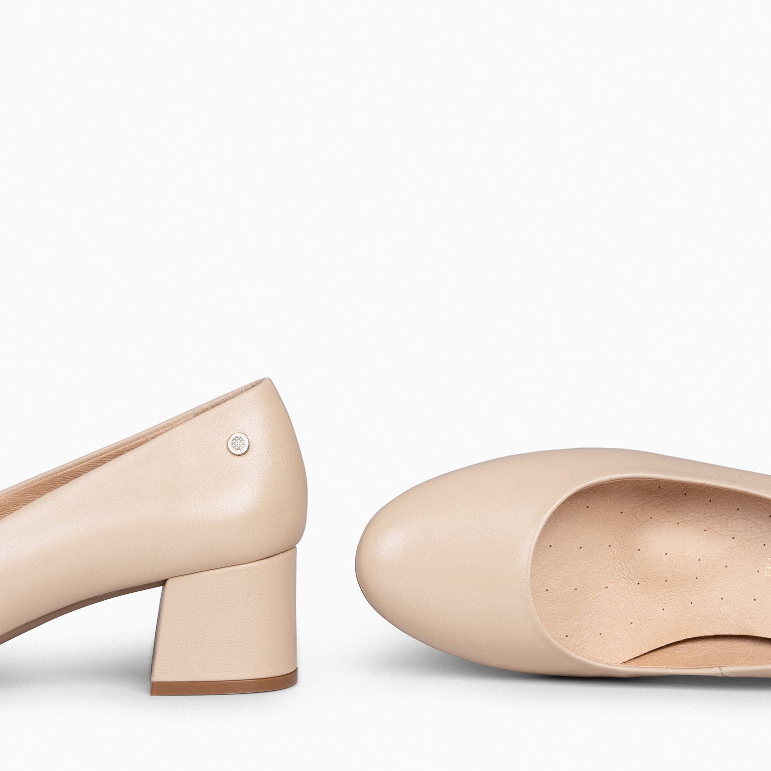 URBAN REDONDO SALÓN – Zapatos de tacón bajo de napa BEIGE - miMaO ®