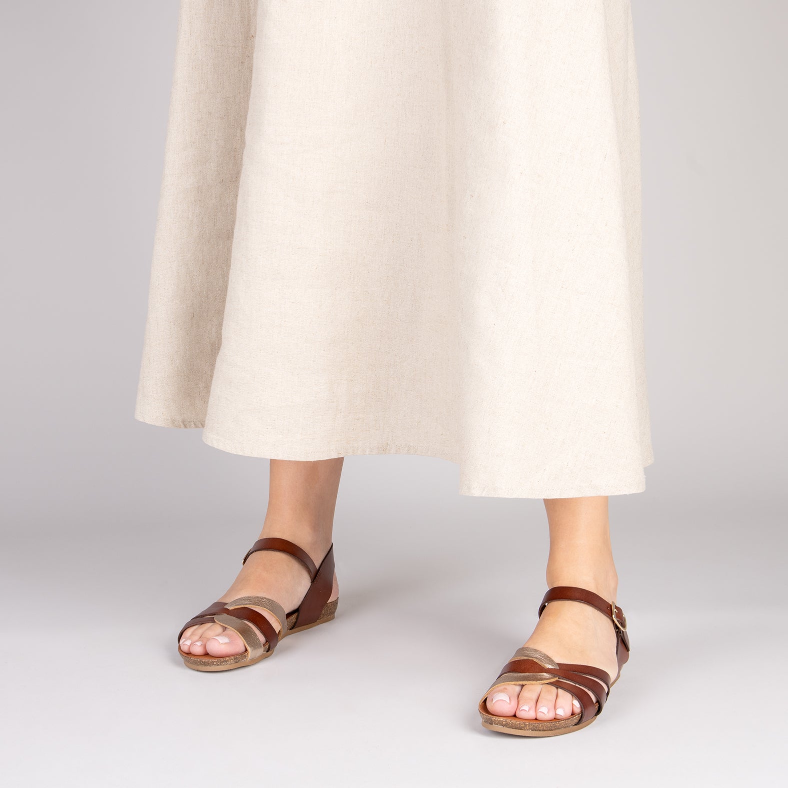 SALOMÉ - Sandalias planas con pulsera MARRÓN