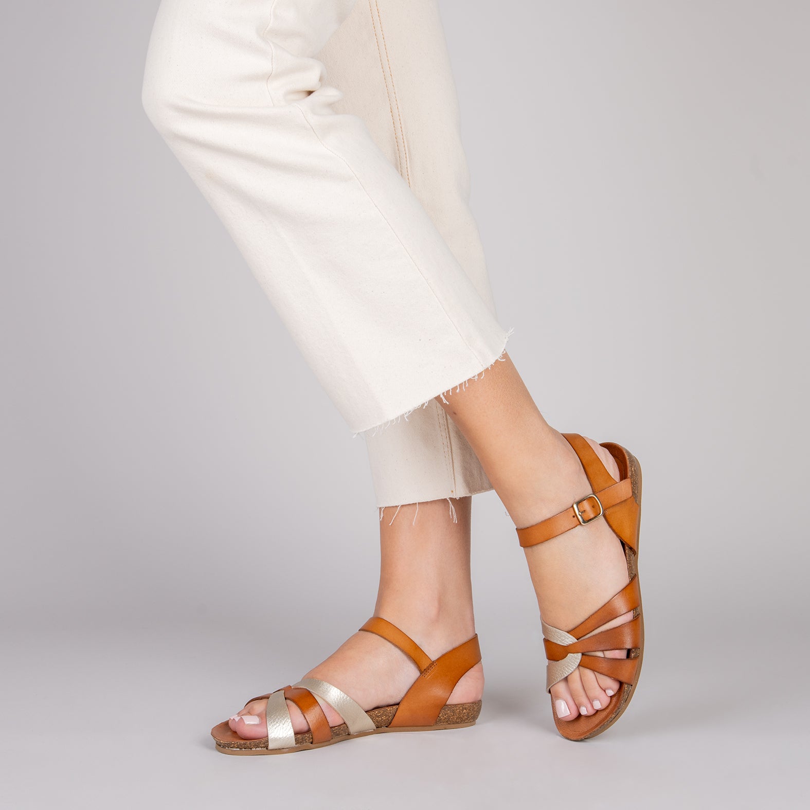 SALOMÉ - Sandalias planas con pulsera CAMEL