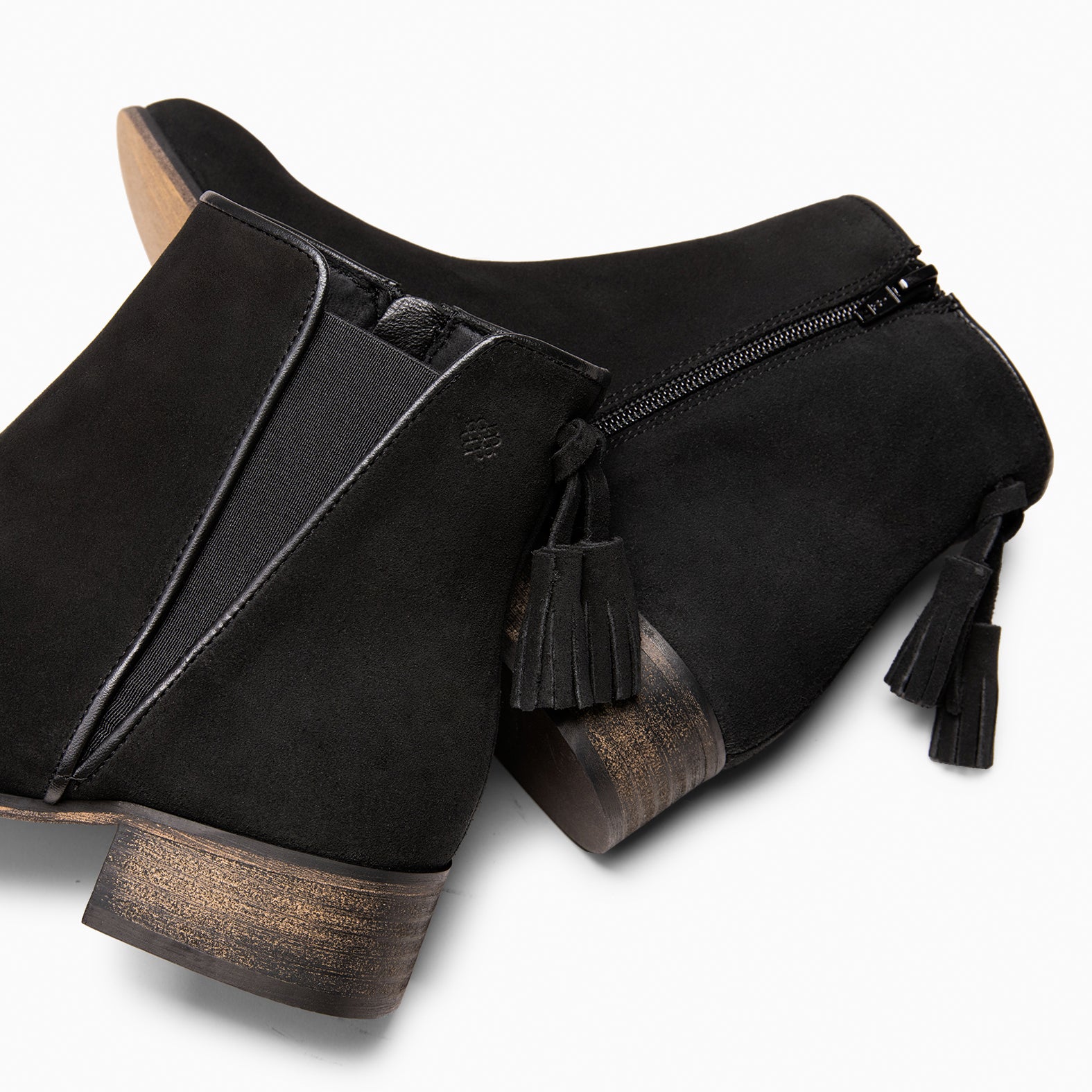 LEIRE - Botins Chelsea em couro de camurça hidrófuga PRETO