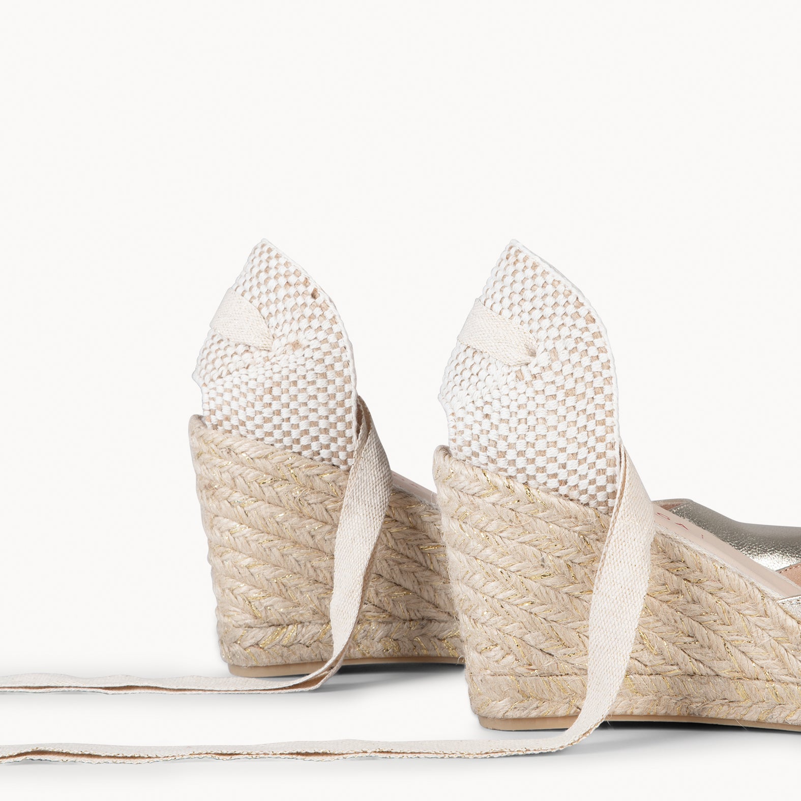 LEONOR - CUÑA PLATINA ALTA DE PIEL CON CINTAS