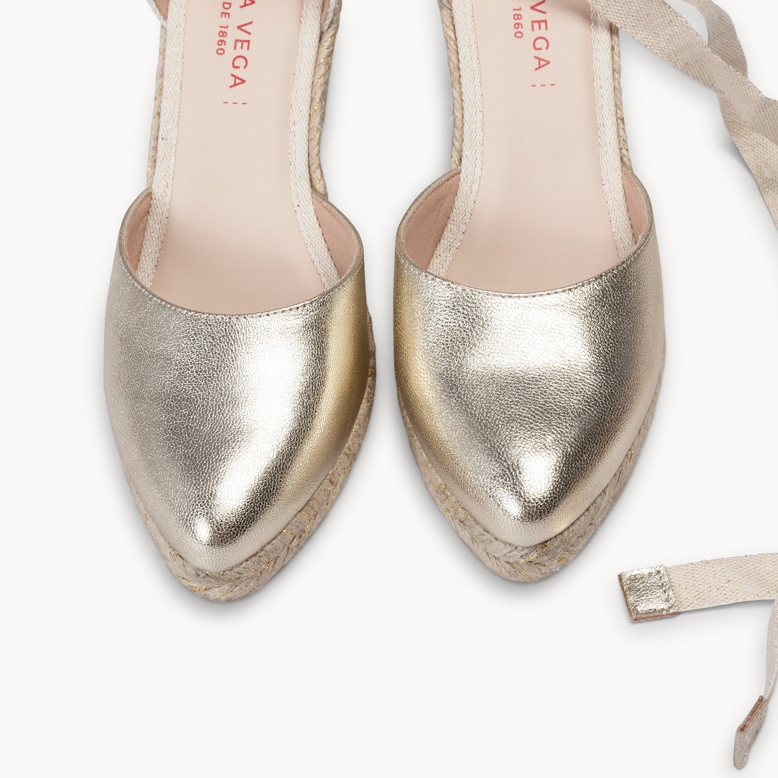 LEONOR - CUÑA PLATINA ALTA DE PIEL CON CINTAS