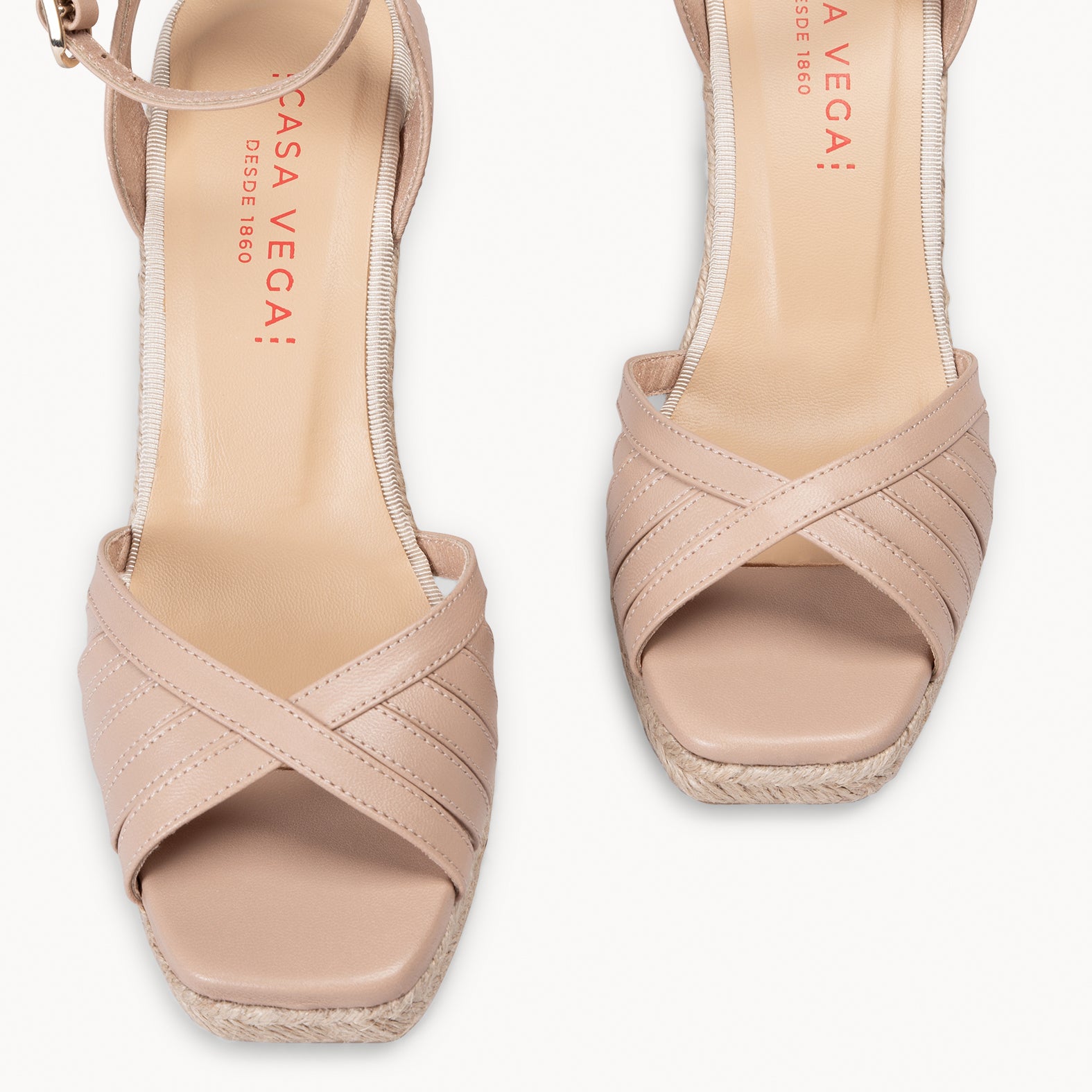 ISABEL - SANDALIAS NUDE DE TIRAS CRUZADAS CON CUÑA
