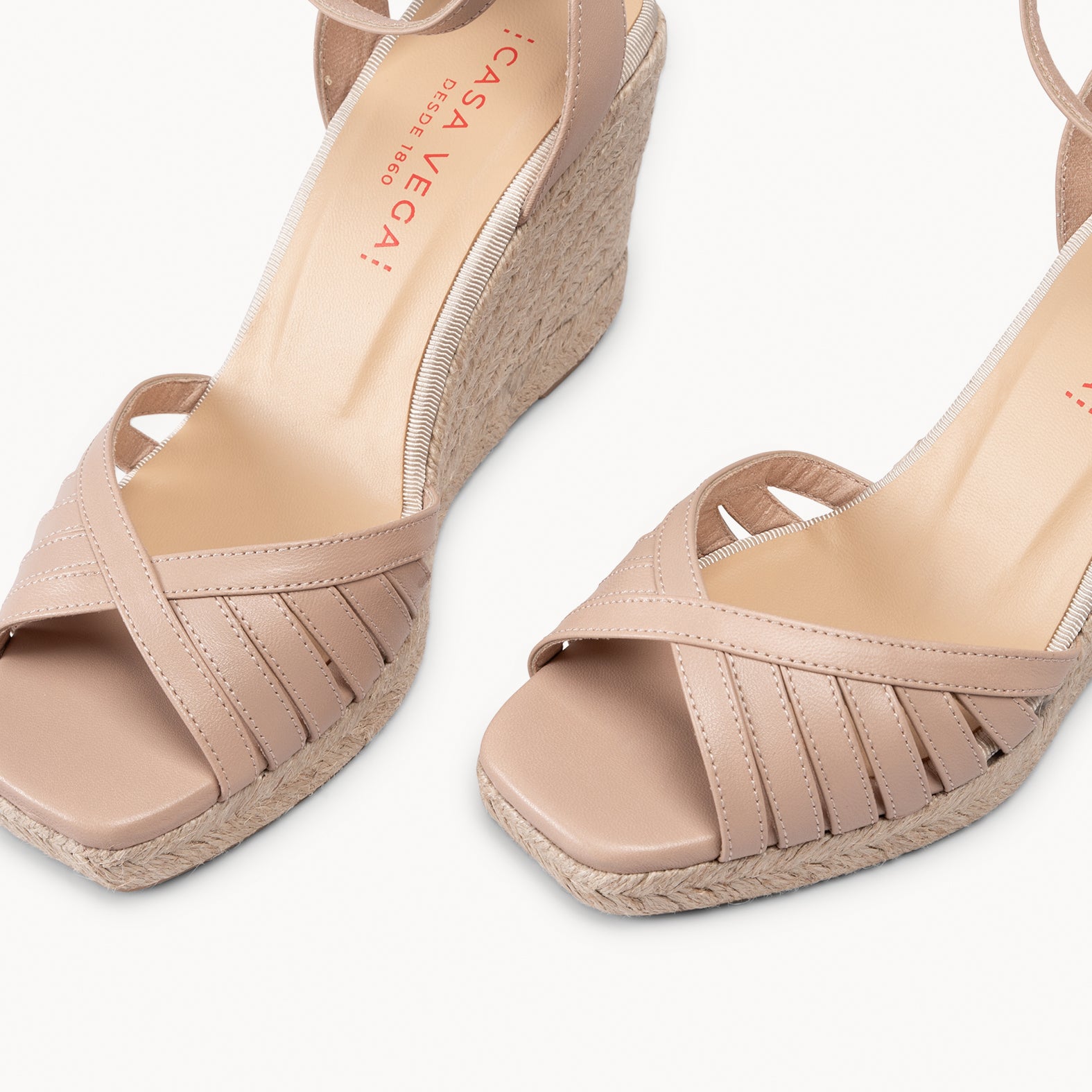 ISABEL - SANDALIAS NUDE DE TIRAS CRUZADAS CON CUÑA