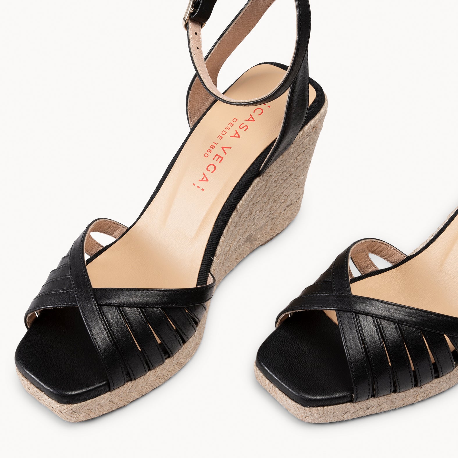 ISABEL - SANDALIAS NEGRAS DE TIRAS CRUZADAS CON CUÑA