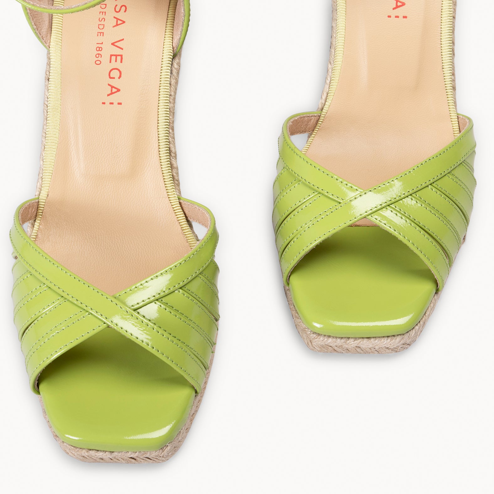 ISABEL - SANDALIAS PISTACHO DE TIRAS CRUZADAS CON CUÑA