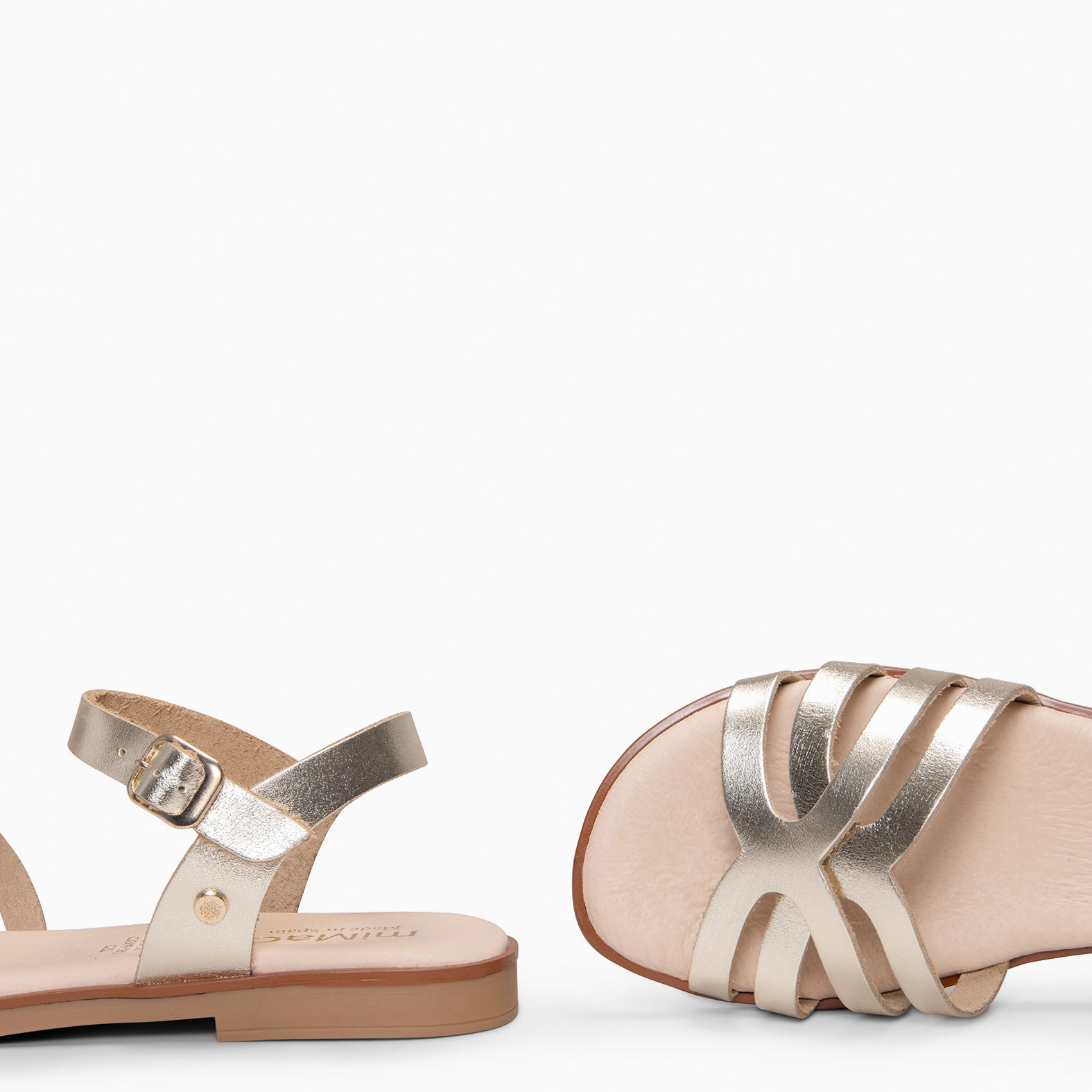 BELISA - Sandalia plana de piel de vaquetilla en PLATINO