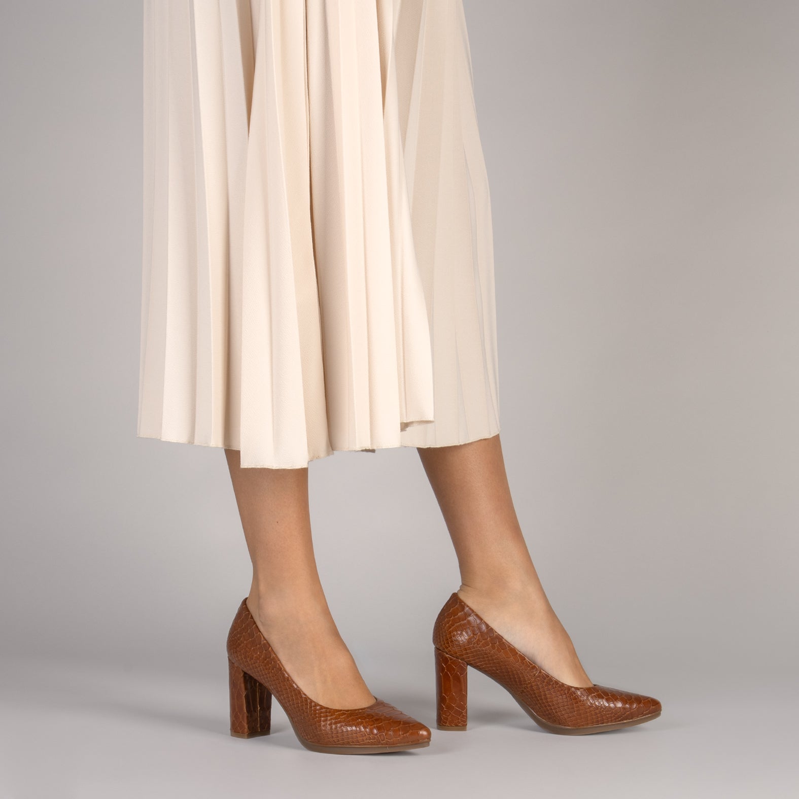 URBAN SAUVAGE - Zapatos de salón con textura de serpiente CAMEL - miMaO ®