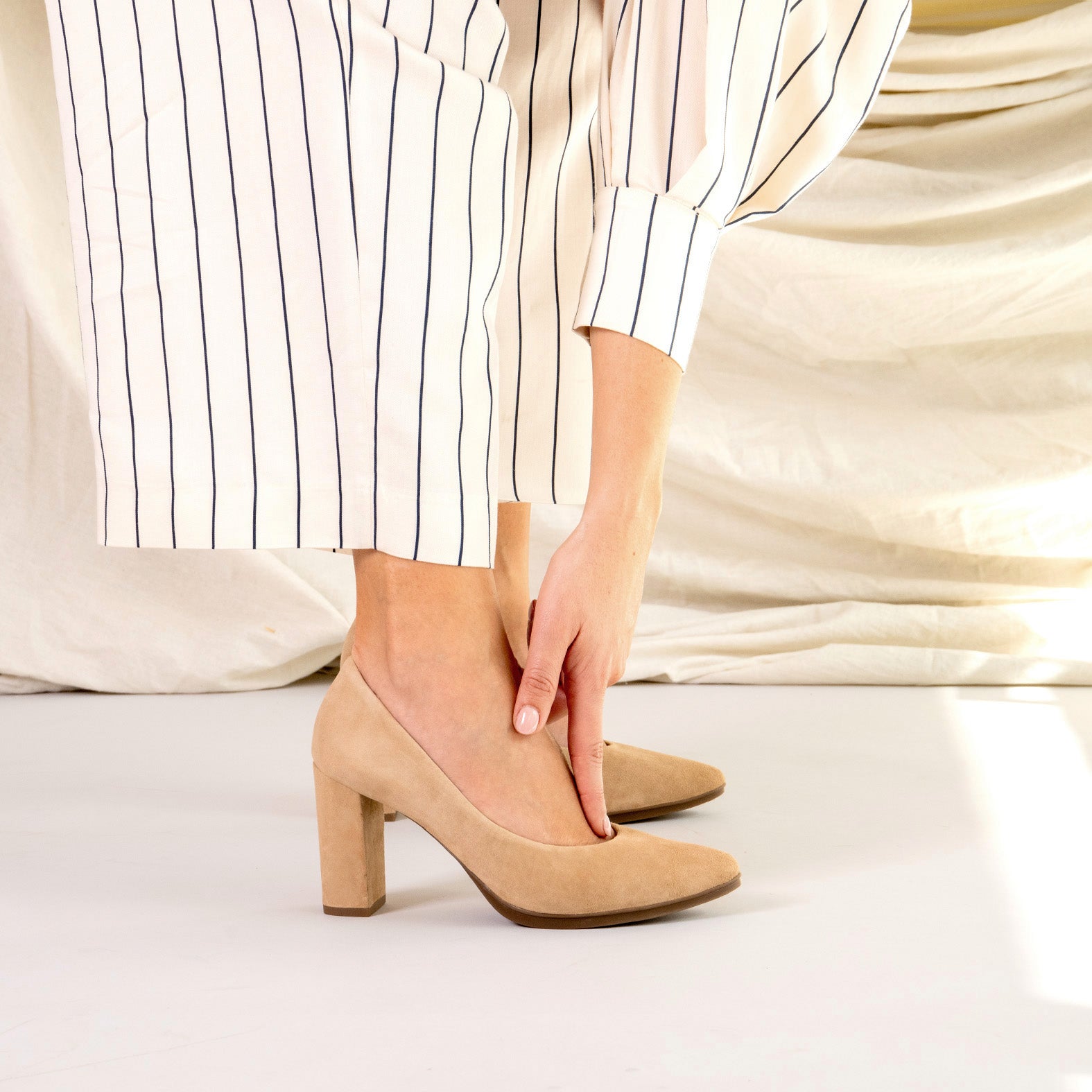 URBAN – Zapatos de tacón alto de ante CAMEL