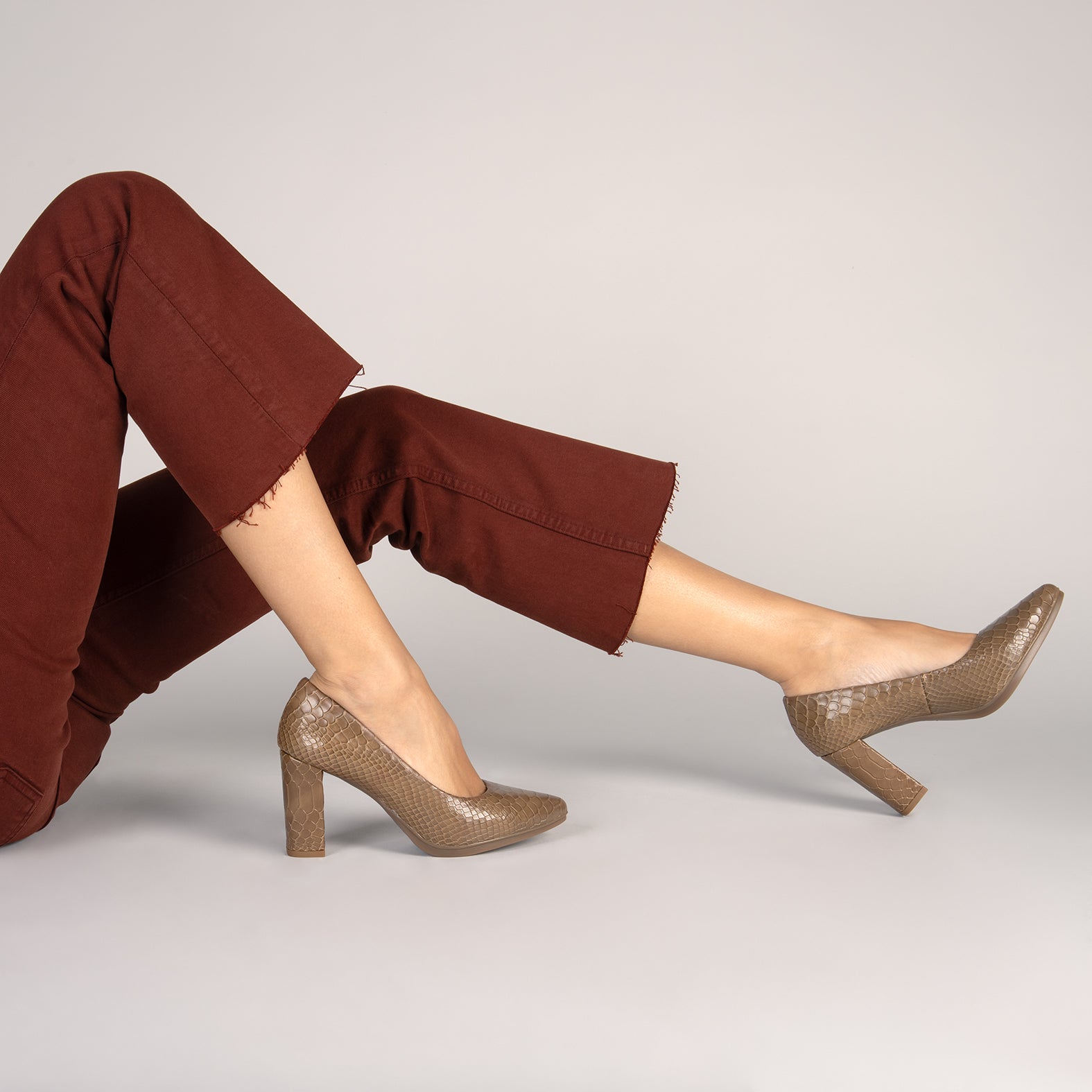 URBAN SAUVAGE - Zapatos de salón con textura de serpiente TAUPE - miMaO ®