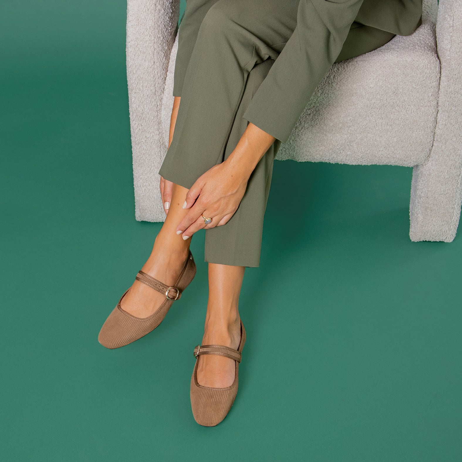 LARA - Merceditas con tira de serraje efecto pana TAUPE