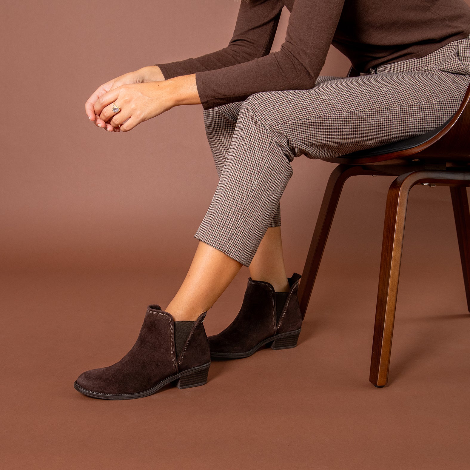 VIANA - Botín bajo con elástico MARRON