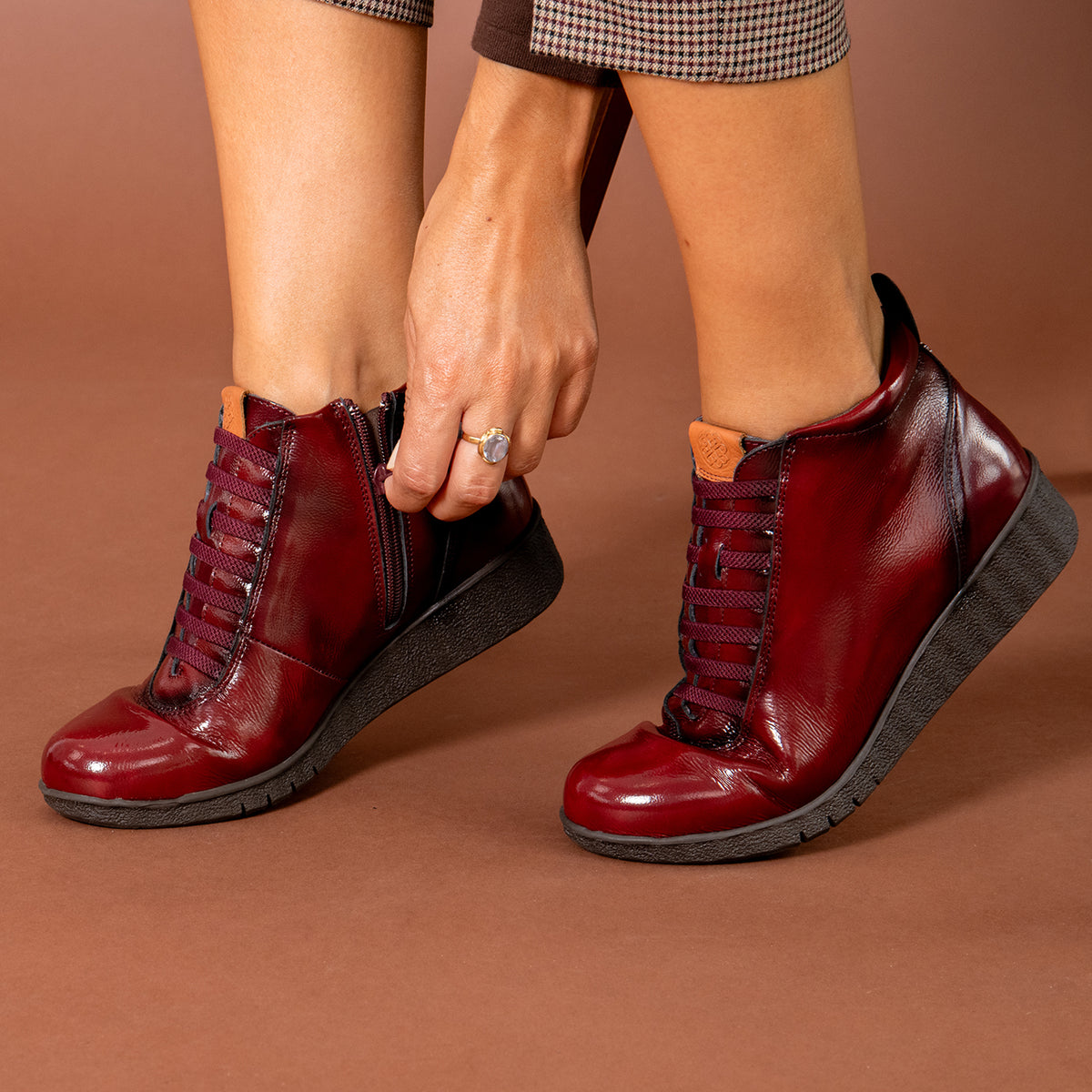 FLEXY – Bordeaux lakleren sneakers met hoge schacht