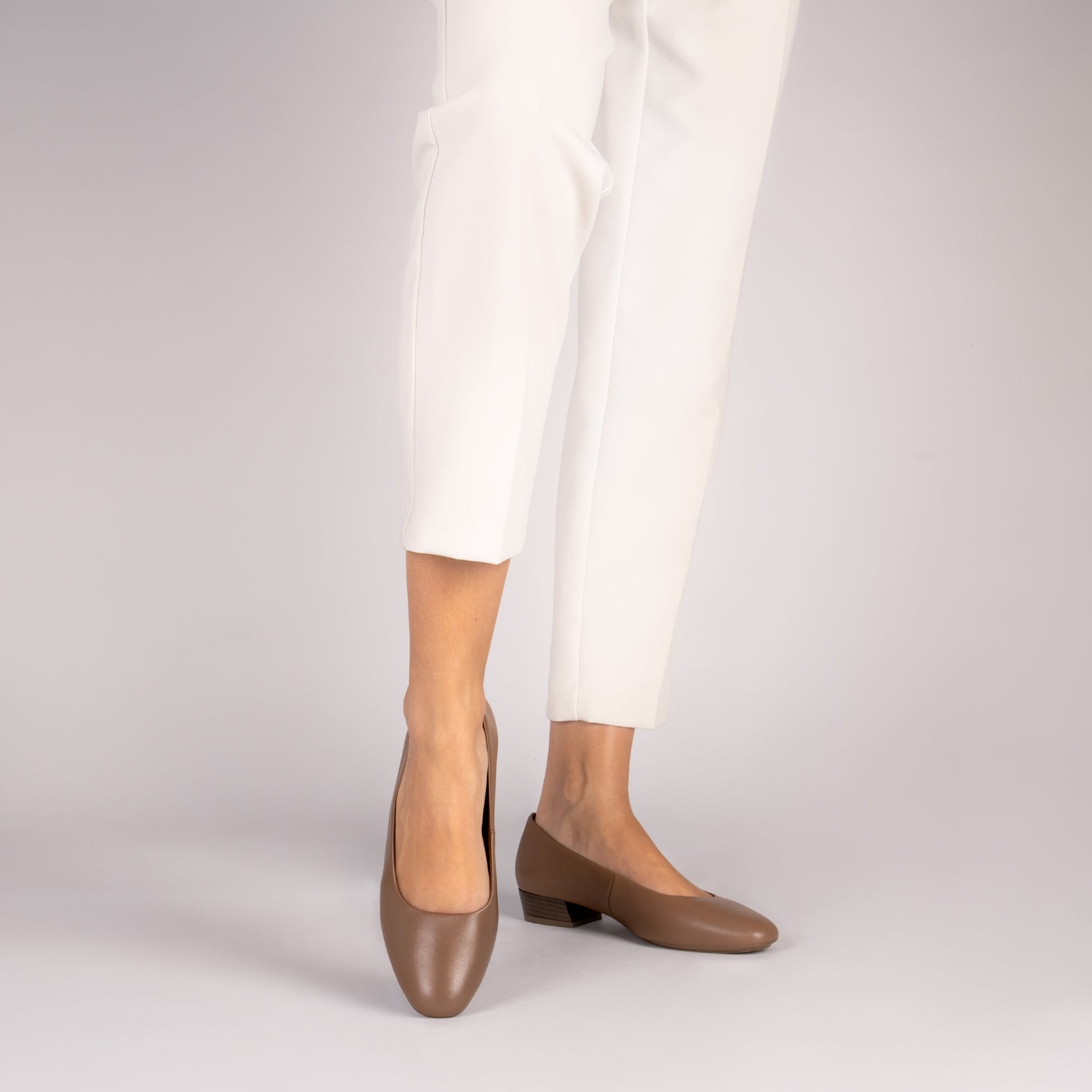 URBAN XS - Zapatos de tacón bajo de napa CAMEL - miMaO ®