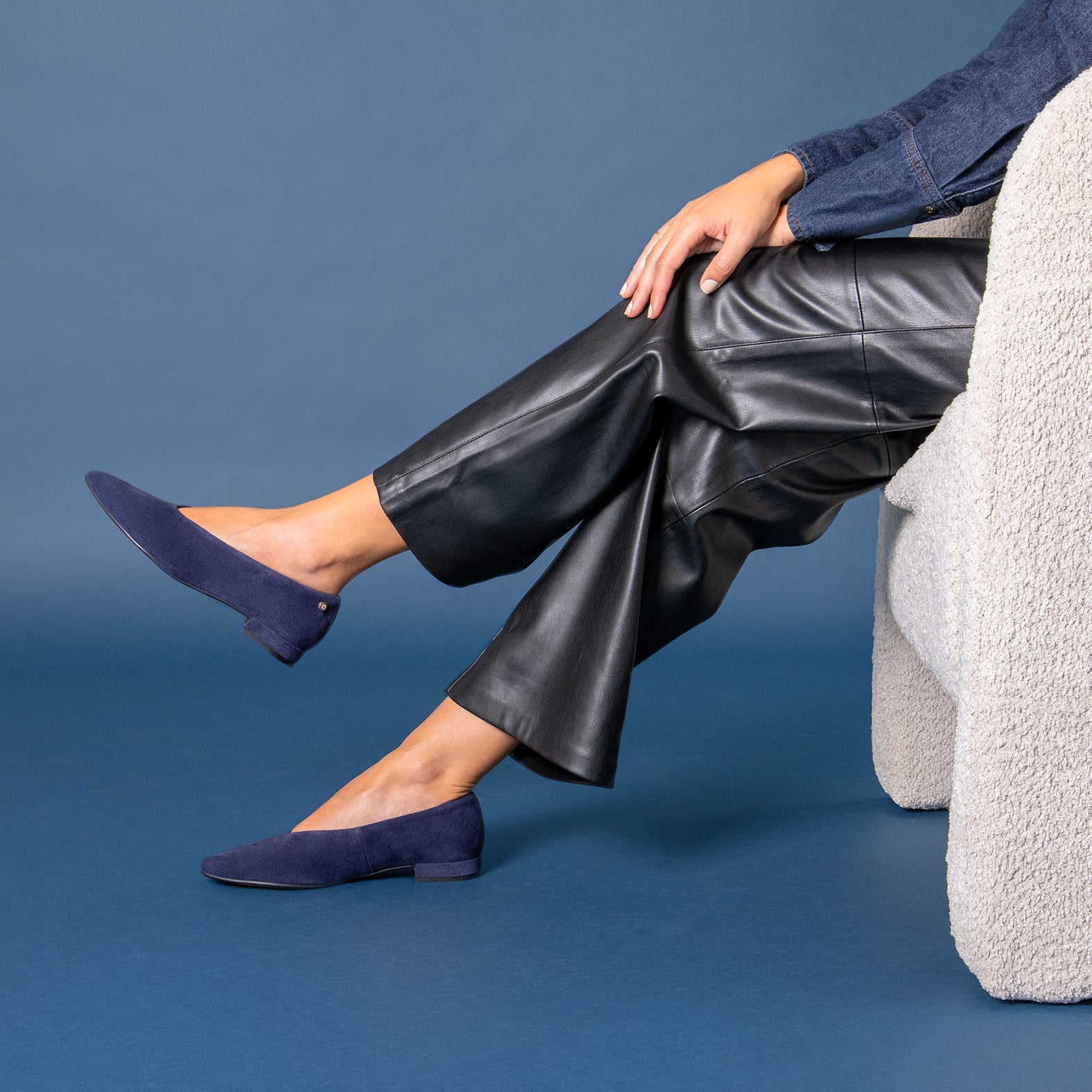 URBAN LACY - Bailarina con tacón bajo en piel de serraje MARINO