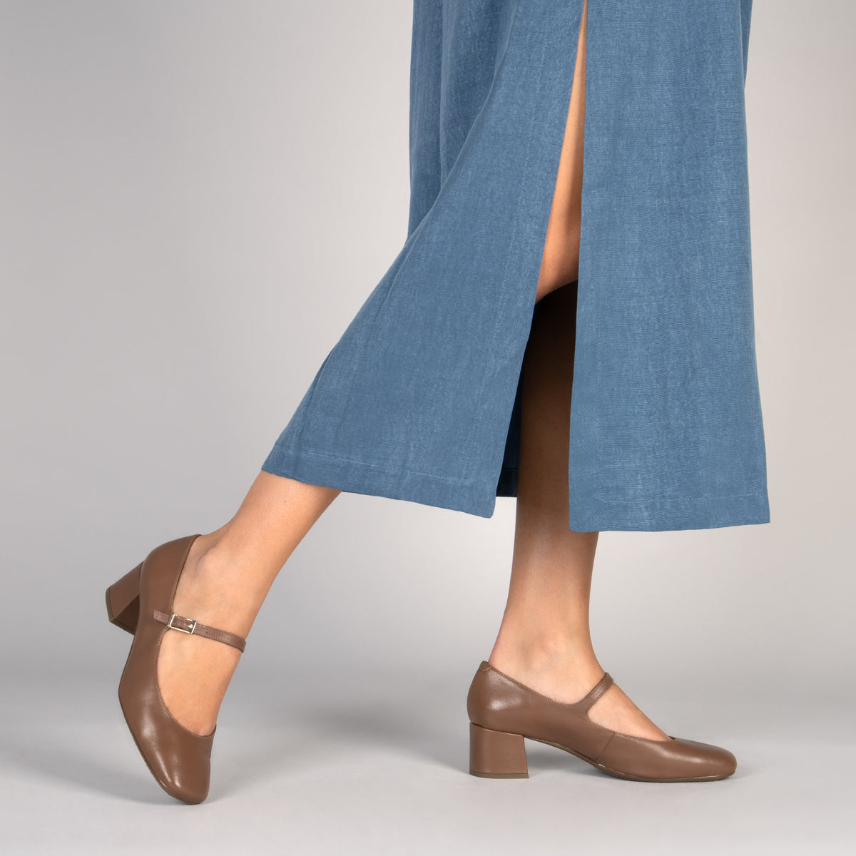 BELLA – Merceditas con tacón y puntera cuadrada CAMEL
