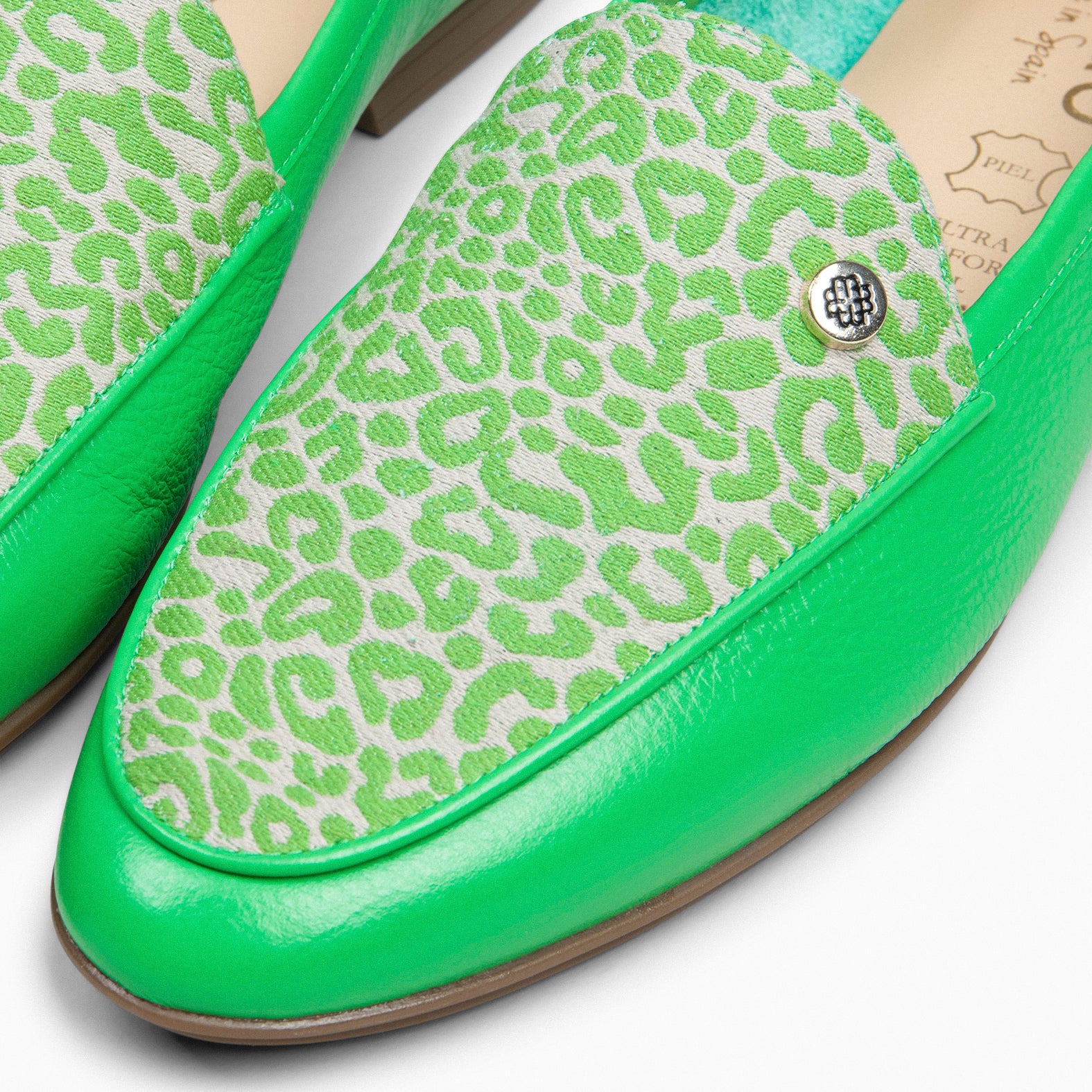 STYLE SAUVAGE – GREEN Low heeled moccasins