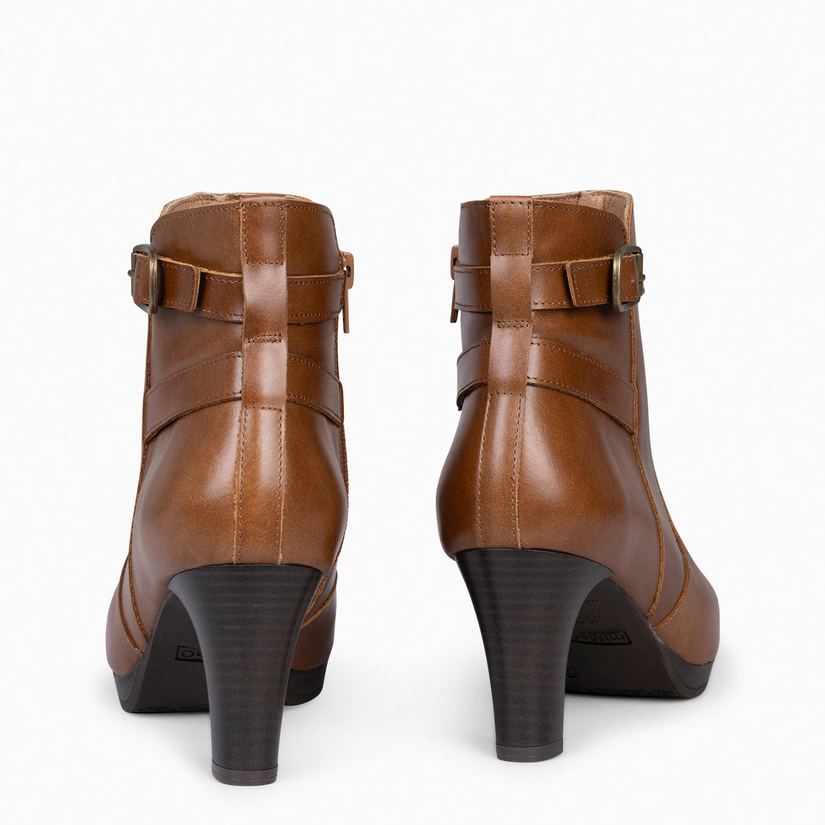 MILÁN – Botines de tacón y pulsera decorativa CAMEL