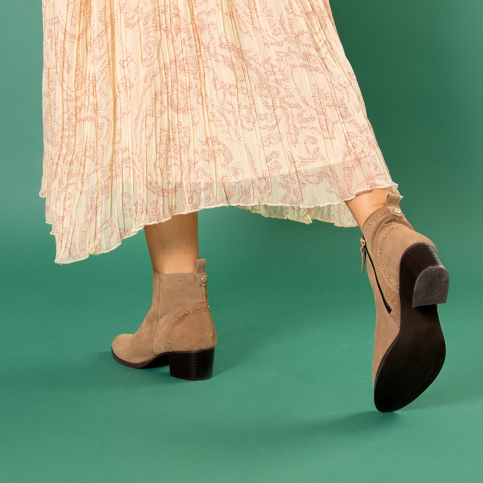 DUSTY – Botines de serraje con tachas TAUPE