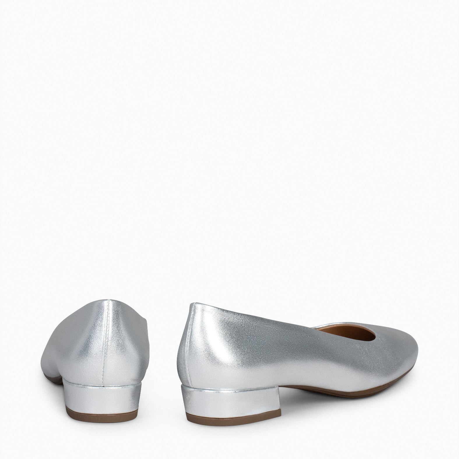 URBAN XS – Zapatos de tacón bajo de napa metalizada PLATA