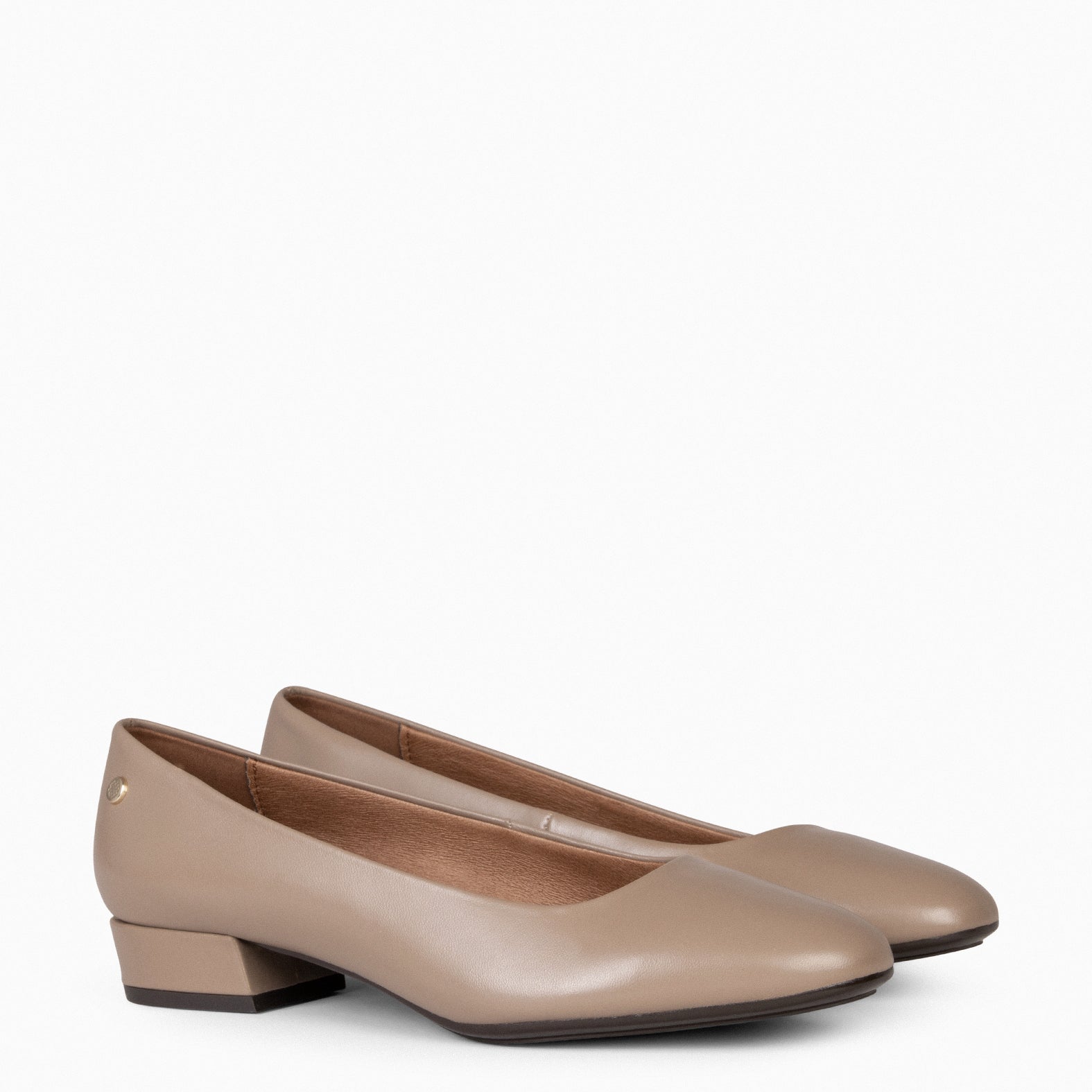 URBAN XS – TAUPE Low-heeled leather shoe