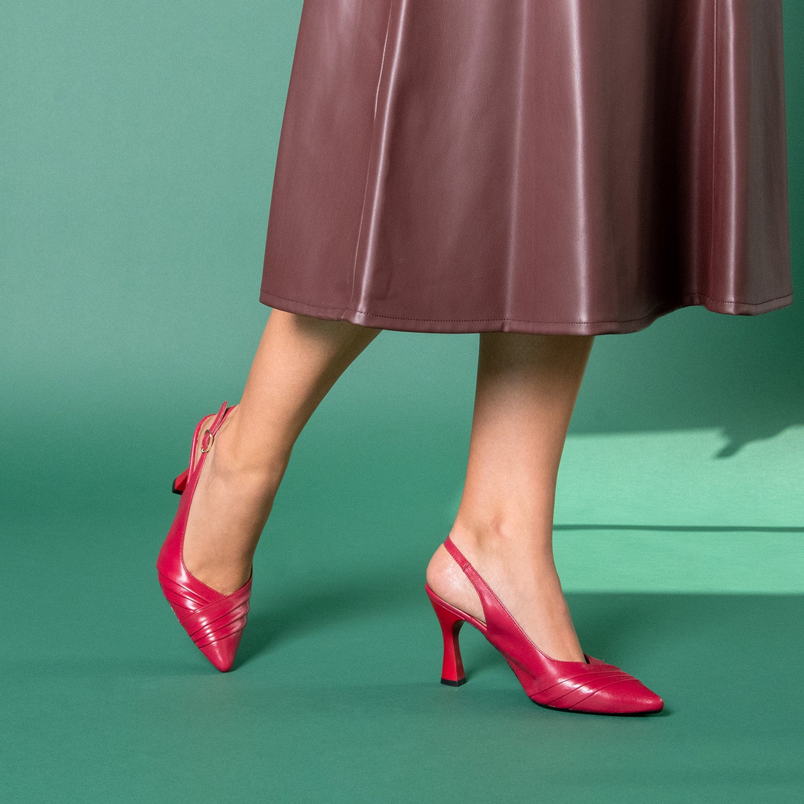 CARLA – Zapato de tacón alto destalonado CEREZA