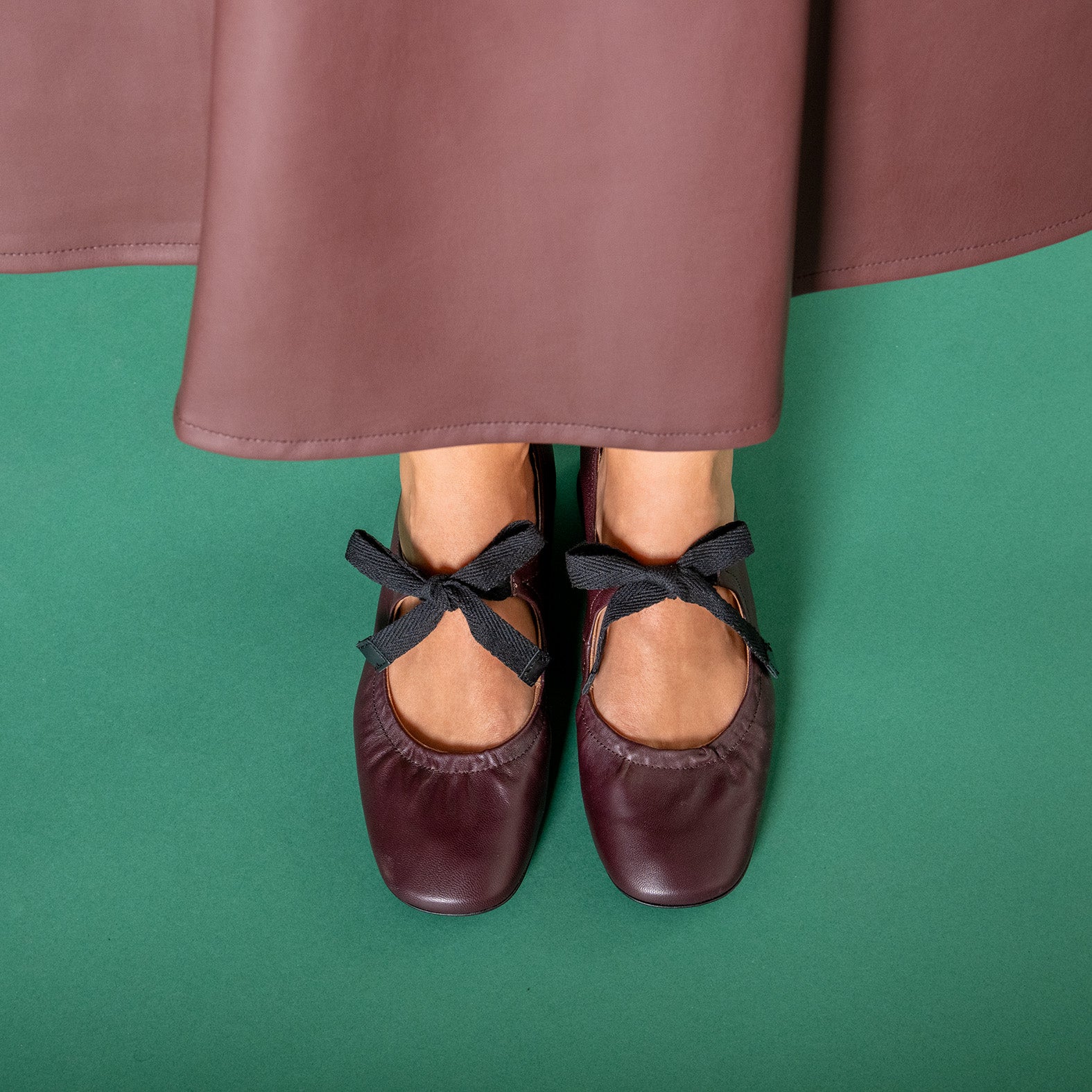 CORA - Mary Jane à petit talon et laçage en cuir NEGRO