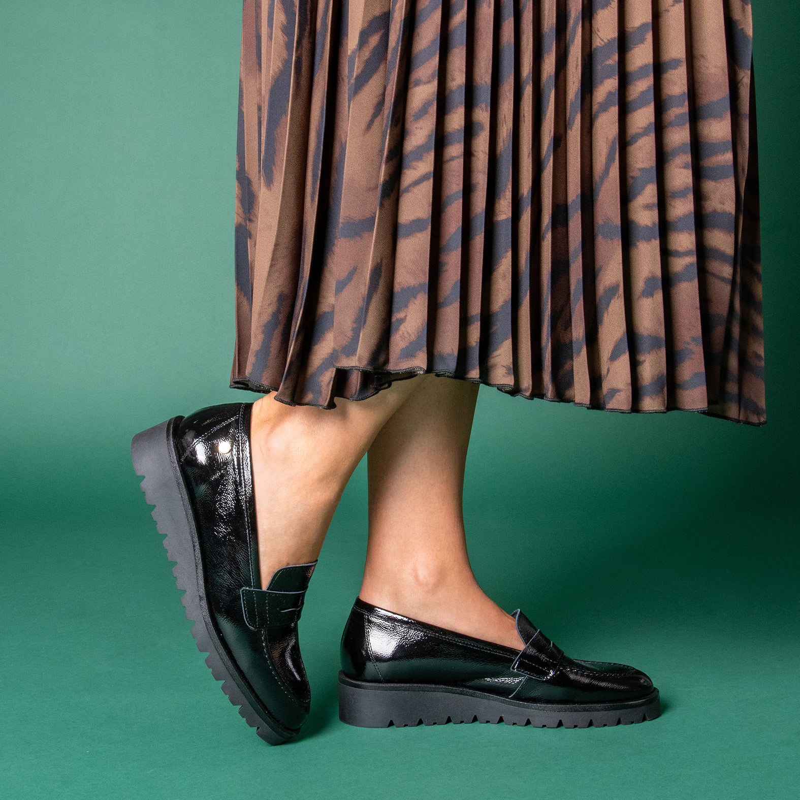 DAFNE - Mocasín con cuña NEGRO CHAROL