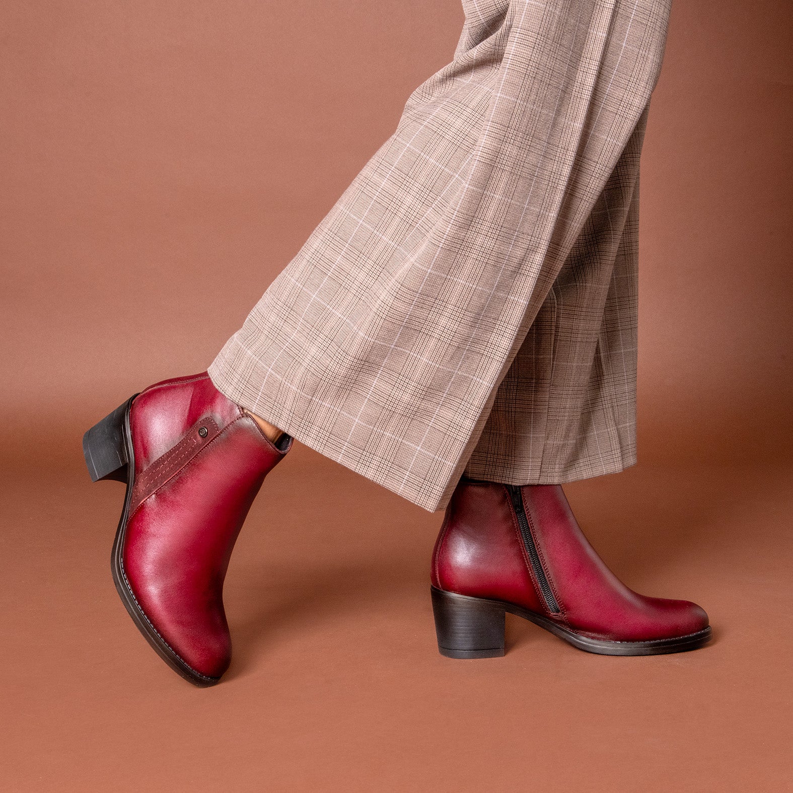 MONTSE – Botín de tacón ancho de piel MARINO