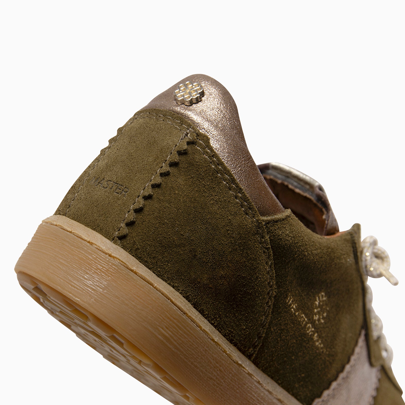 STÜDIO 01 - Deportivos de pana KAQUI