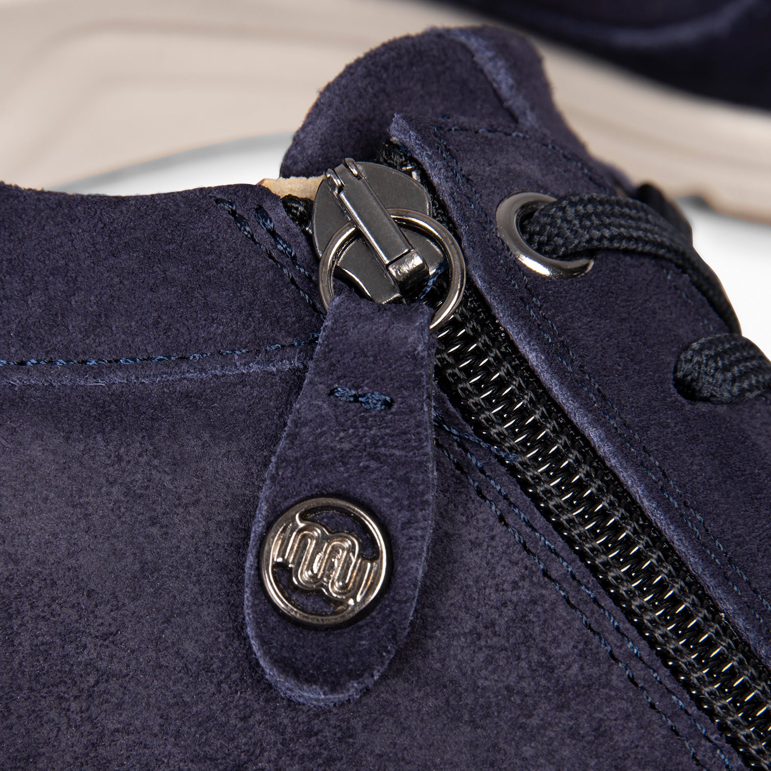 ARLES – Baskets à talon compensé en daim BLEU MARINE