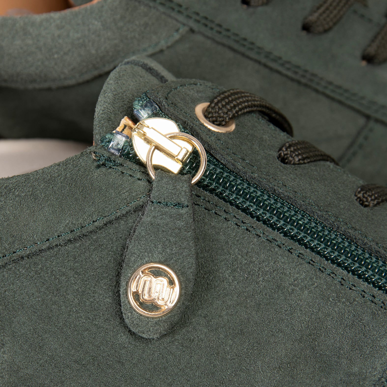 ARLES – Baskets à talon compensé en daim KAKI