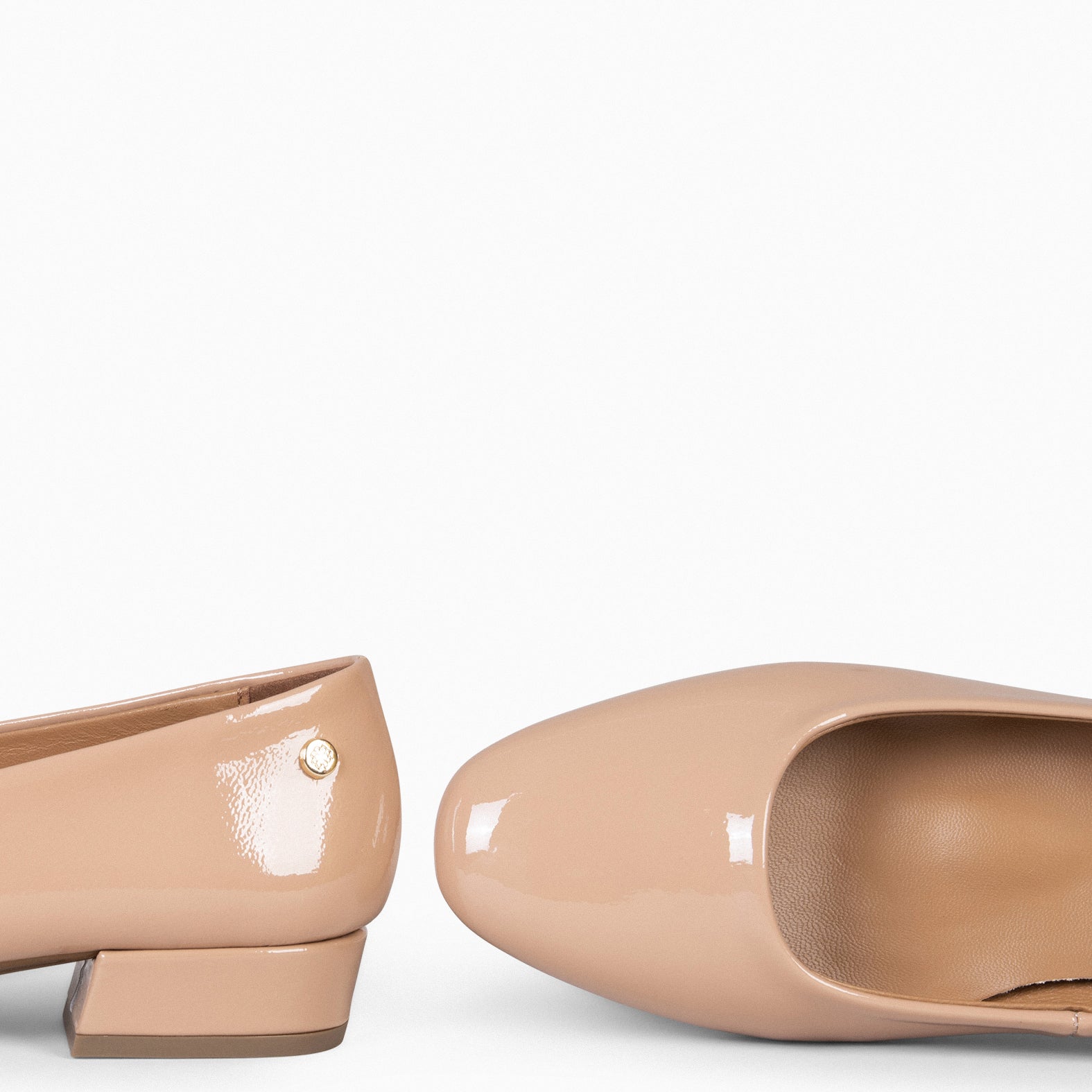 URBAN XS – Zapatos de tacón bajo de charol NUDE