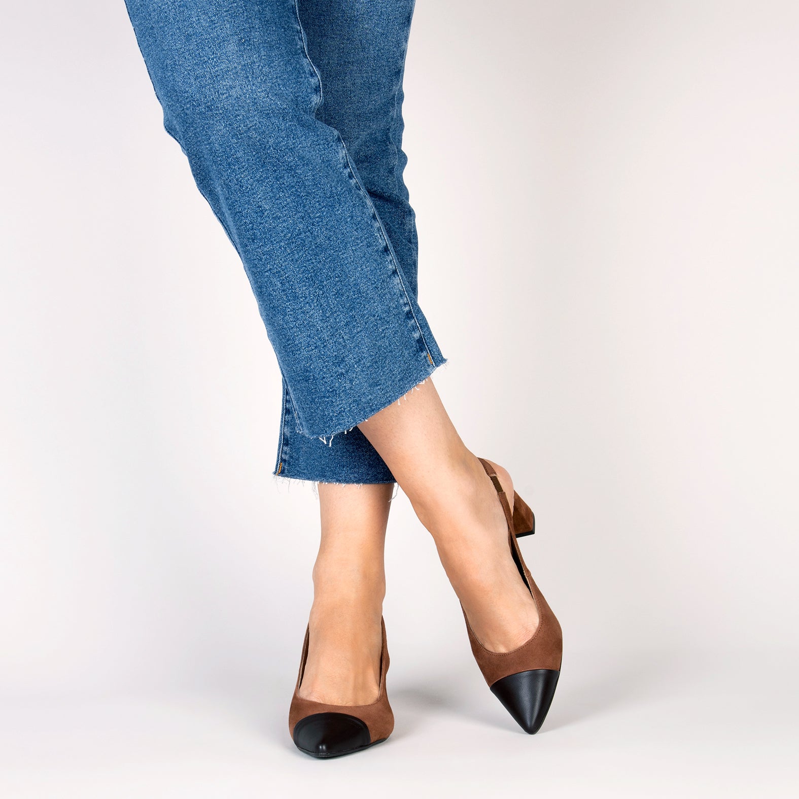 DIANA - Zapato con puntera afilada bicolor MARRÓN