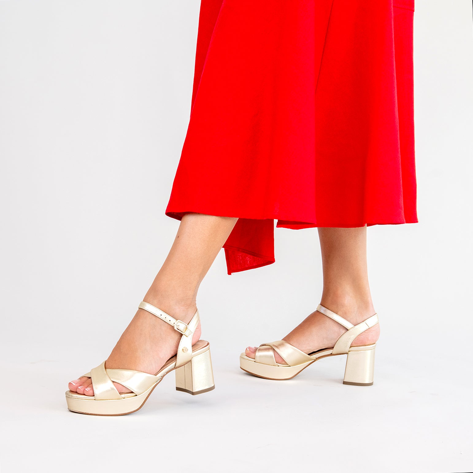 CERDEÑA - GOLDEN Platform wide-heeled sandal