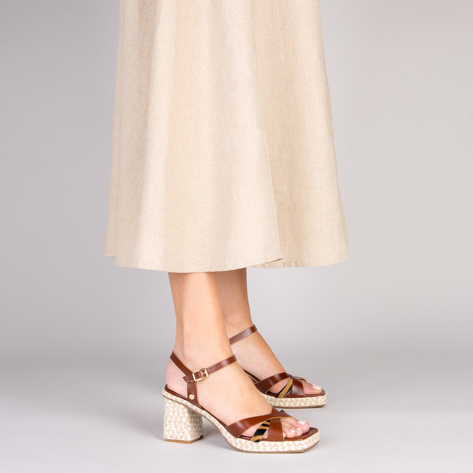 ANNA - Sandales à talon carré en jute LÉOPARD