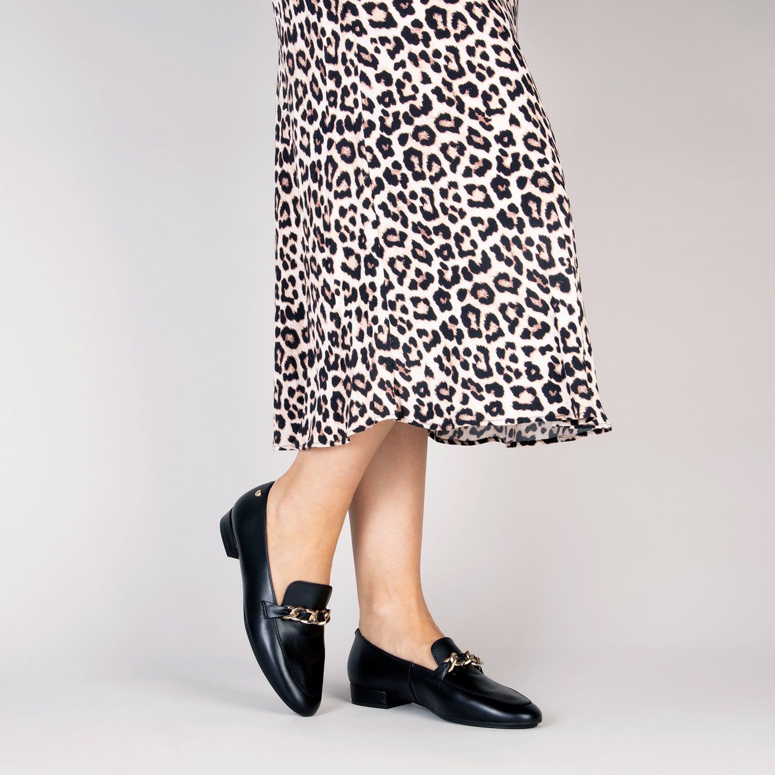 CHAIN – Mocasines planos NEGRO con adorno metalizado - miMaO ®