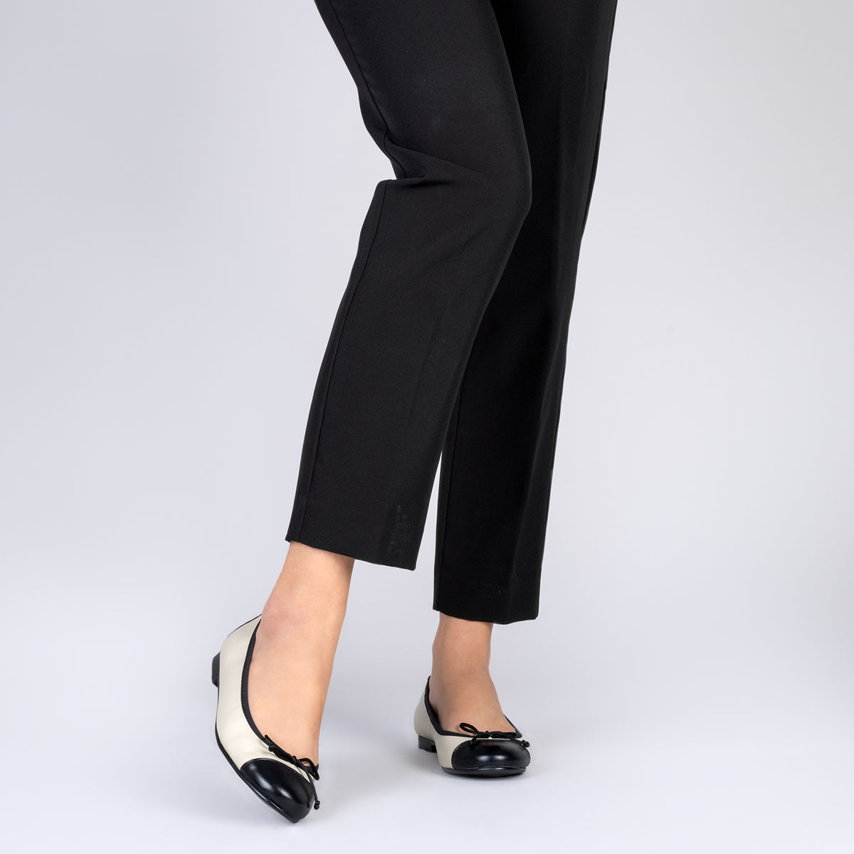 NICOLLE – Bailarina plana con puntera BEIGE