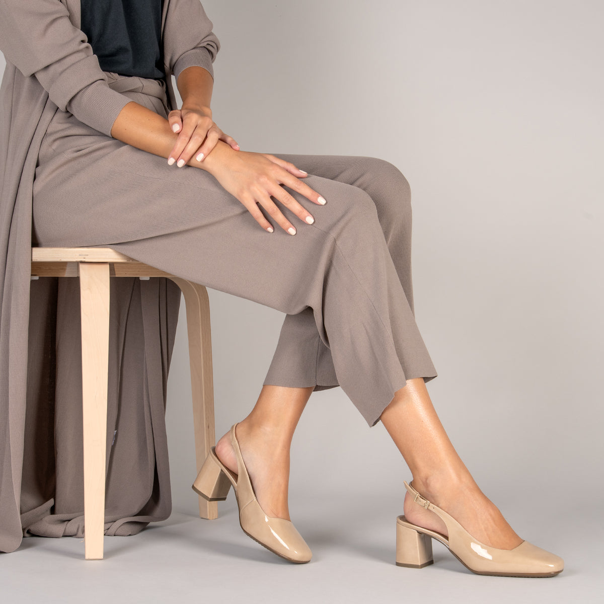 SOPHÍA - Zapato tacón ancho destalonado BEIGE