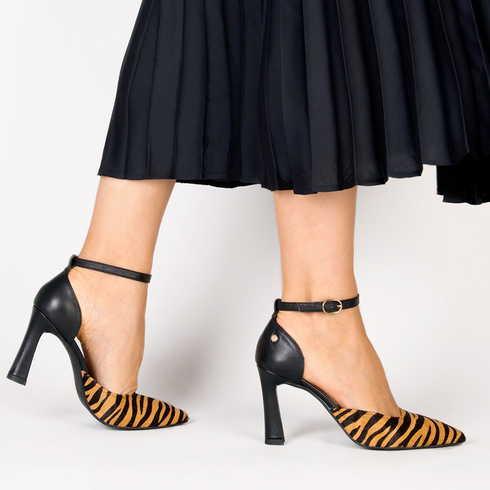 AINHOA - Zapato de tacón punta fina CEBRA