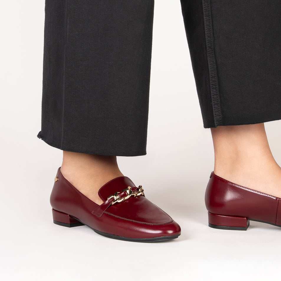 CHAIN – Mocasines planos con adorno metalizado BURDEOS
