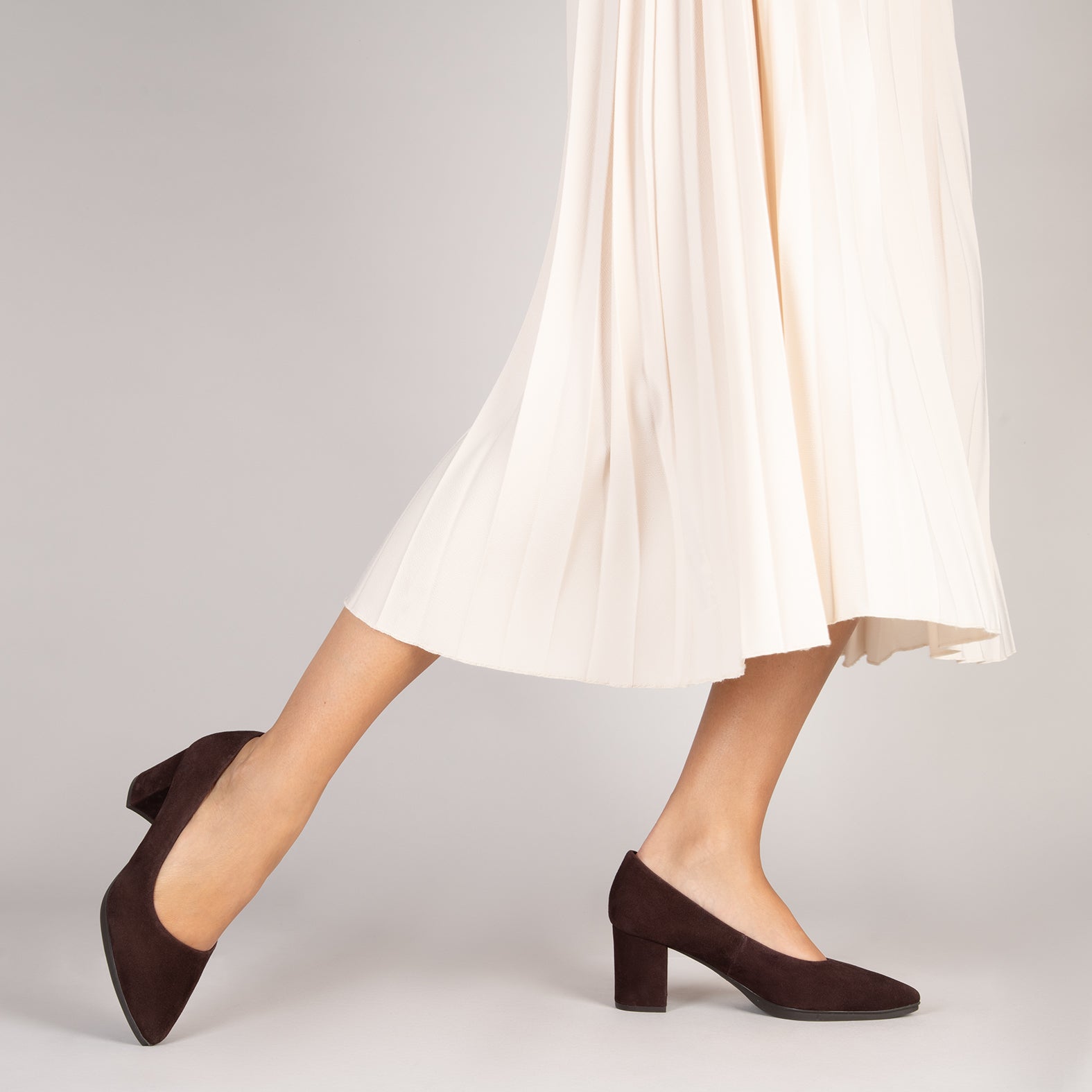 URBAN S - Zapatos de tacón medio de ante en MARRON