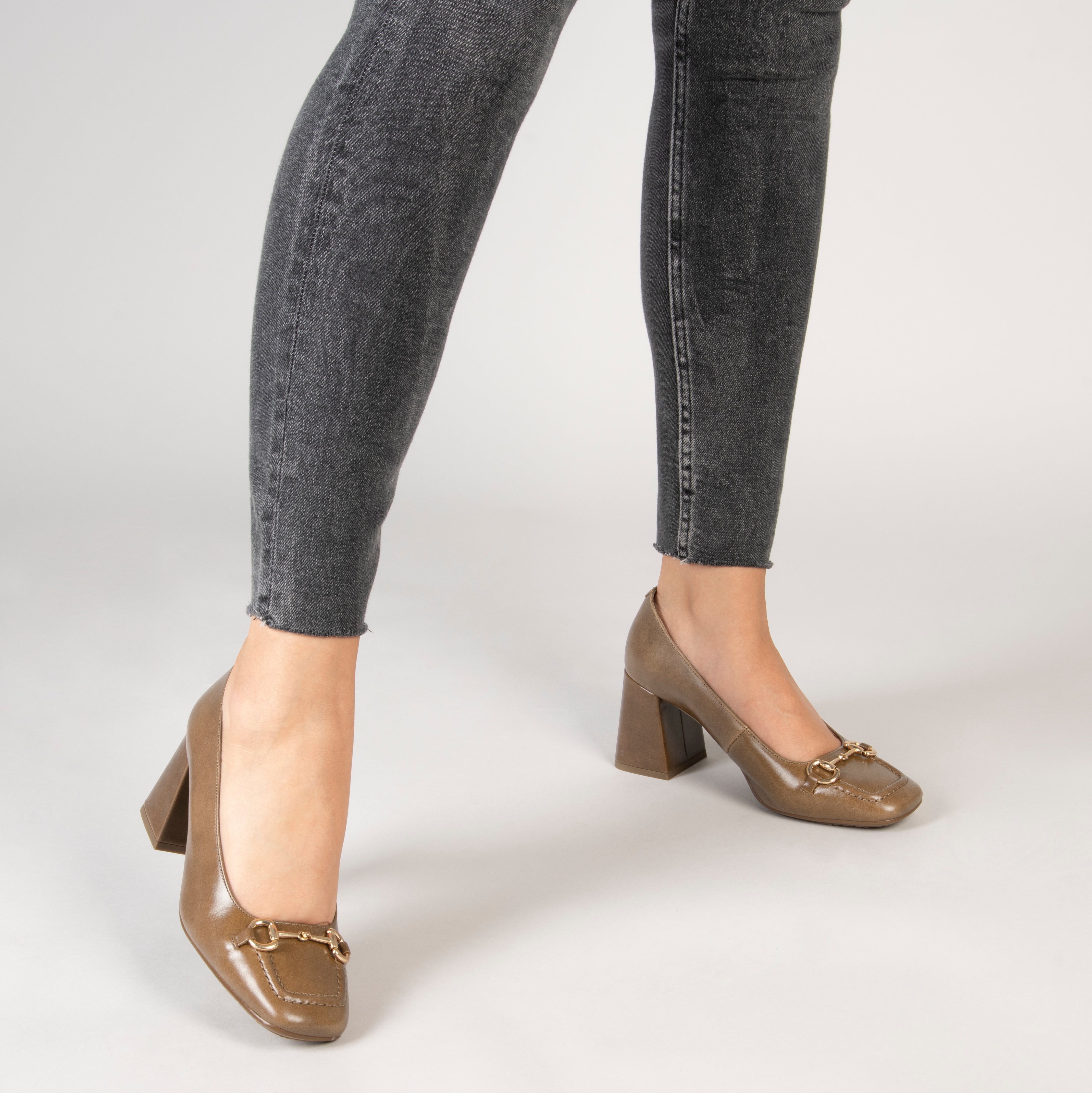 MÍA – Zapatos con tacón bloque TAUPE