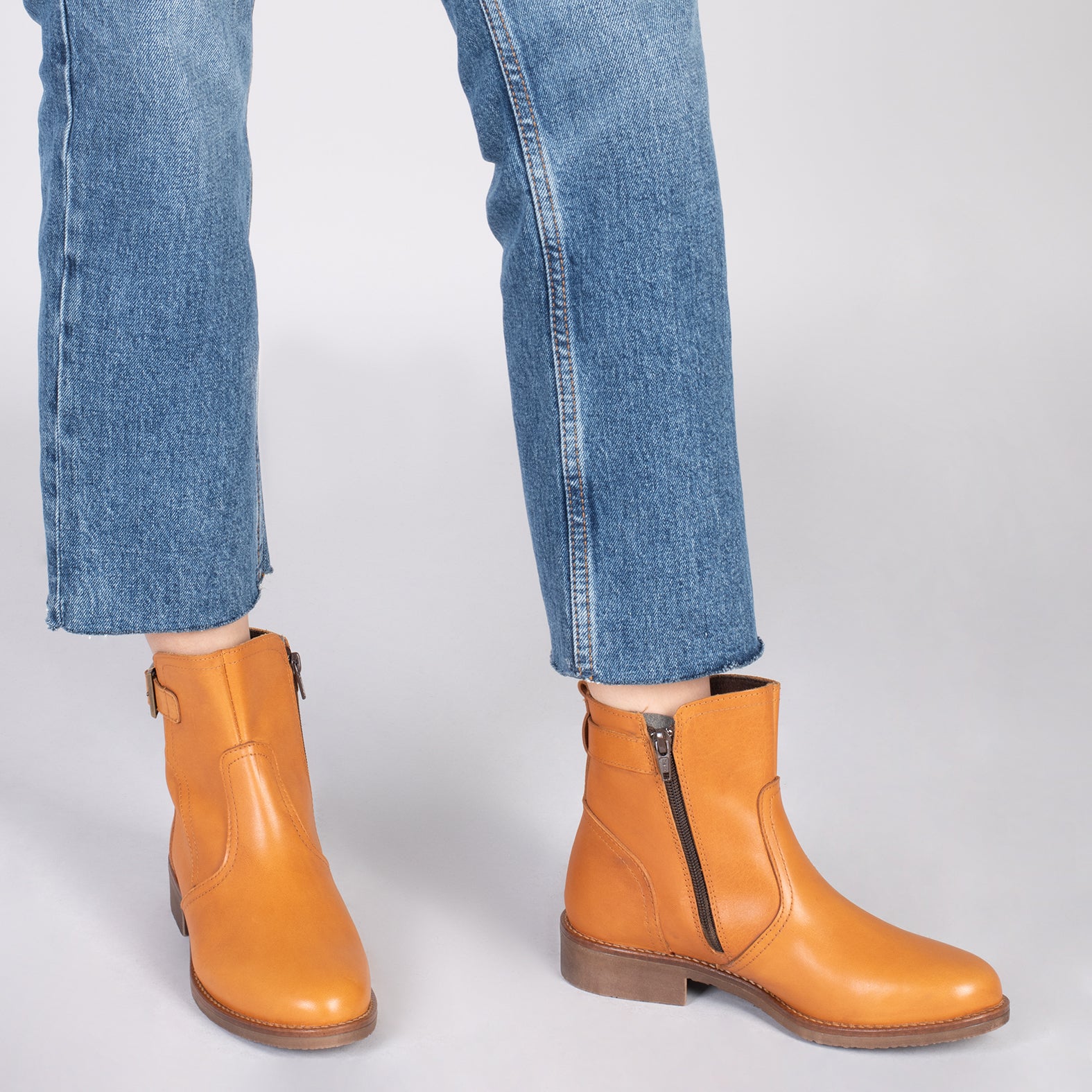 BIKER – Botines bajos con hebilla MARRÓN - miMaO ®