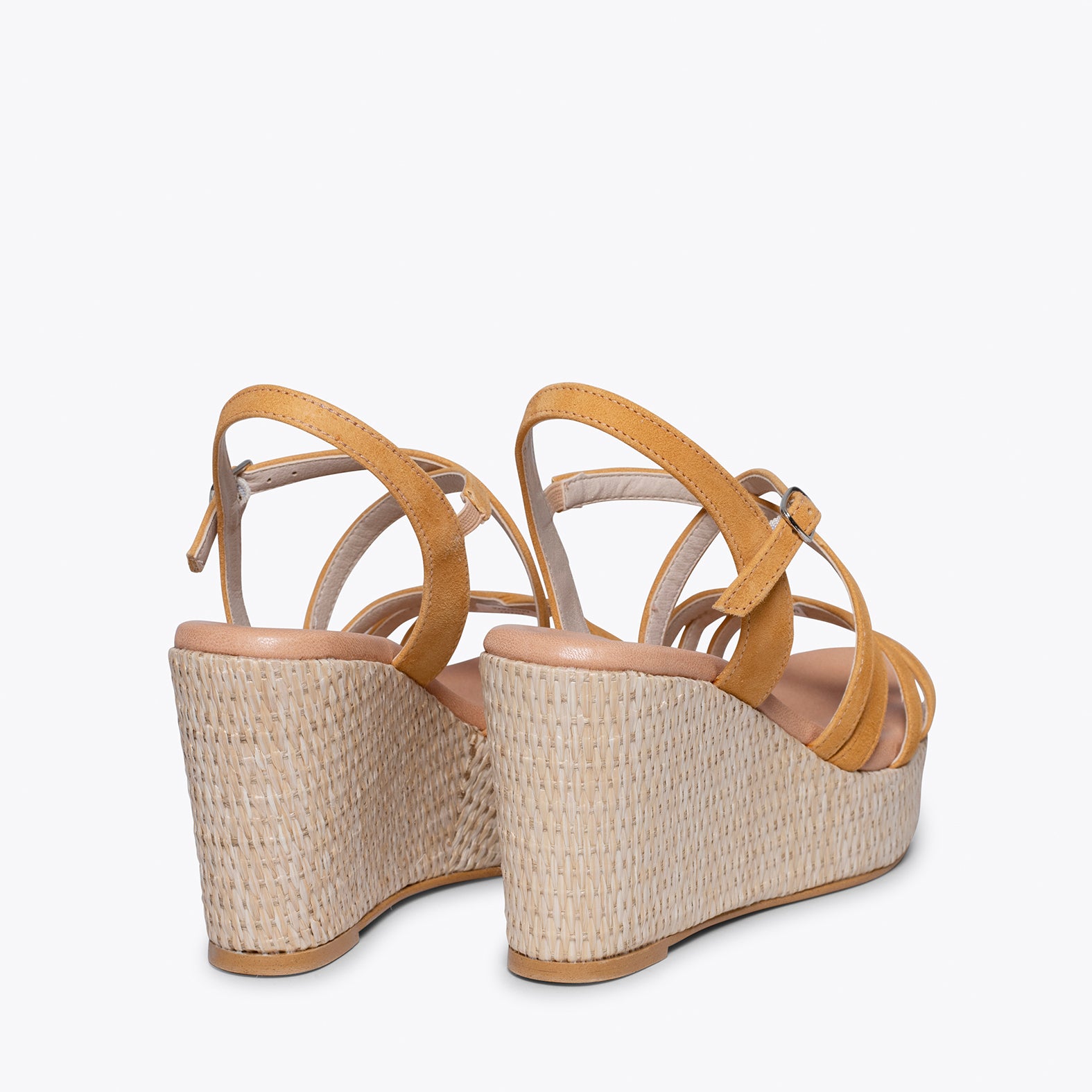 MICONOS Cuña con plataforma de rafia y tiras cruzadas MOSTAZA
