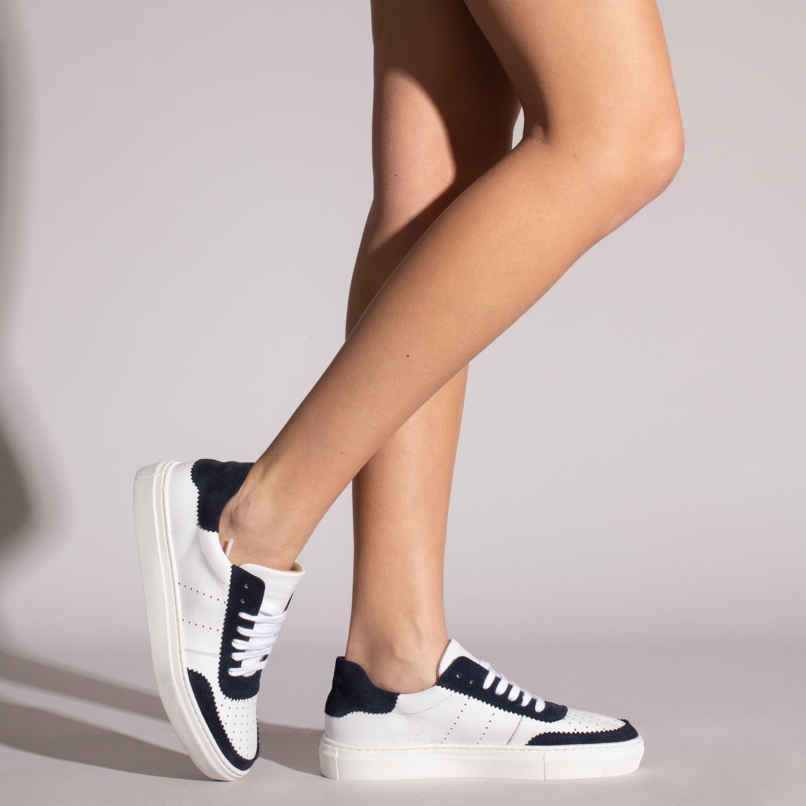 ROLLER Zapatillas Blancas de mujer con festón AZUL MARINO